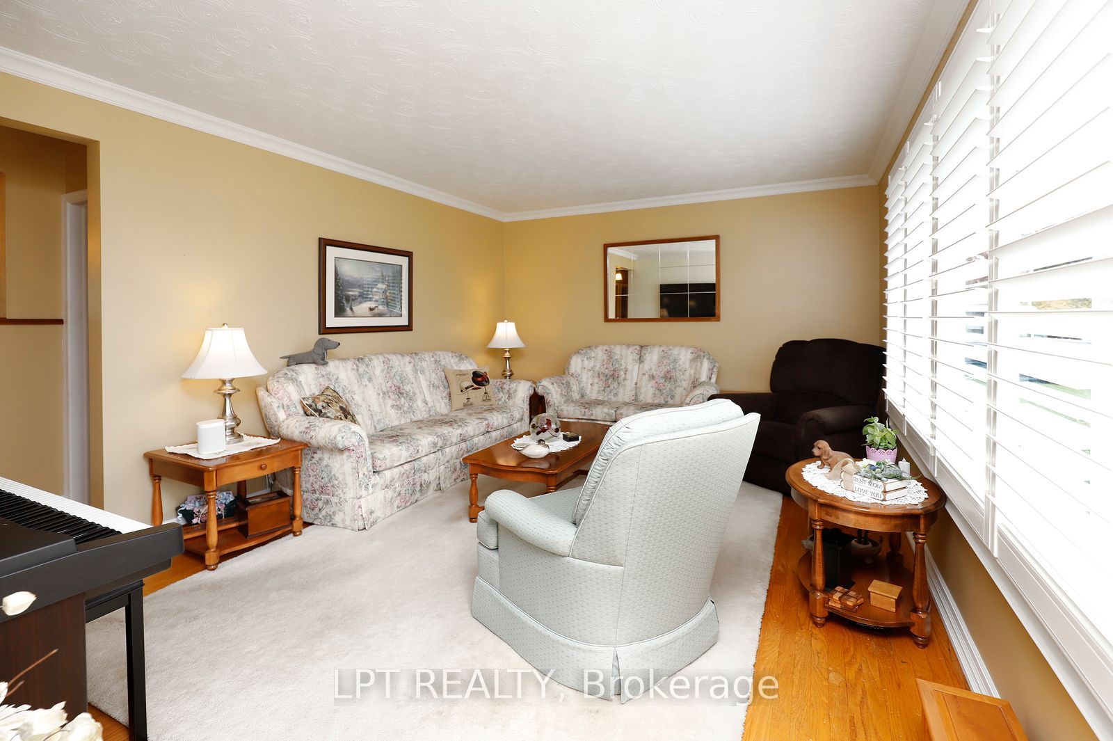 37 Mcgilvray Crescent W Property Photo 5