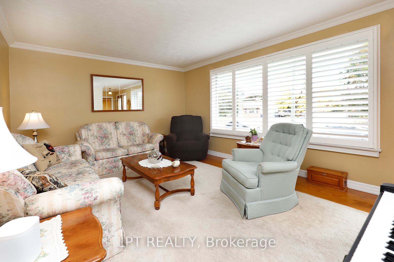 37 Mcgilvray Crescent W Property Photo 7