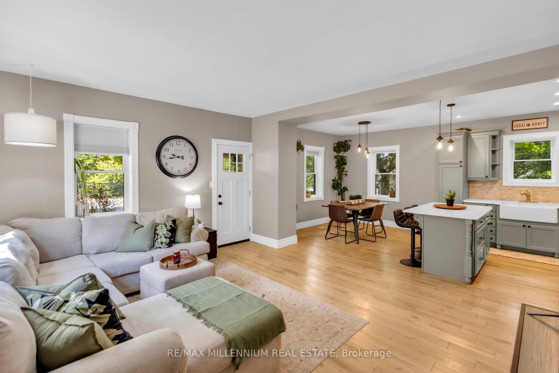 1537 Queen Street E Property Photo 5