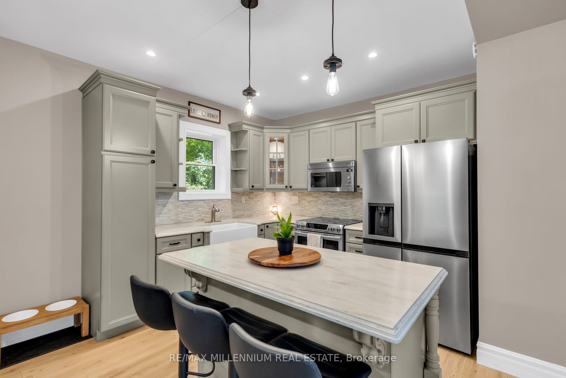 1537 Queen Street E Property Photo 6