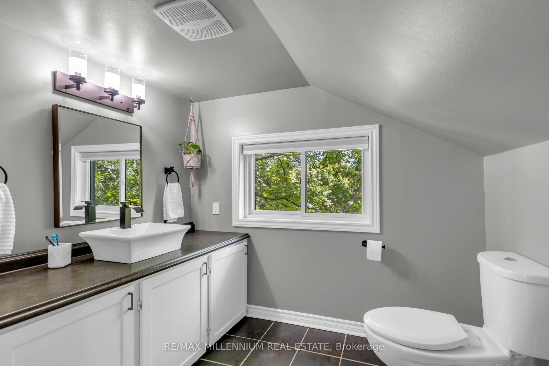 1537 Queen Street E Property Photo 9