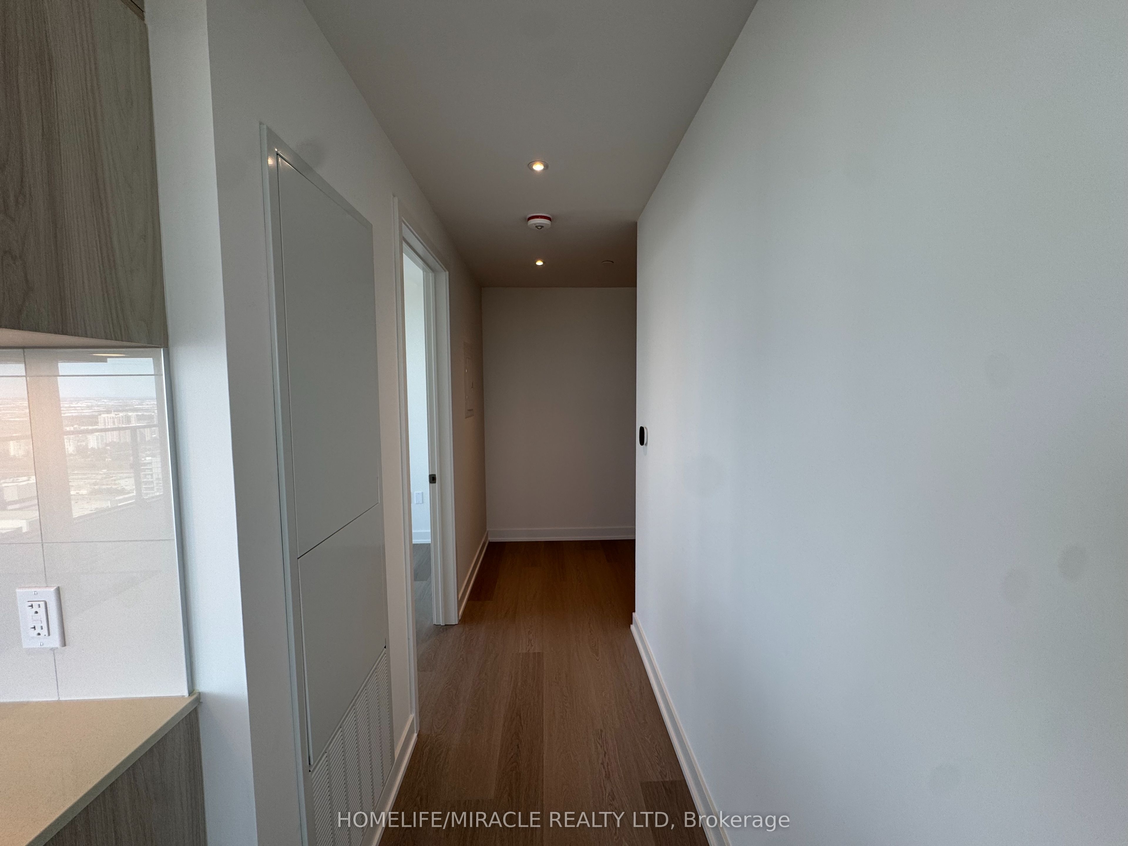 448 Burnhamthorpe Road 5805 Property Photo 5