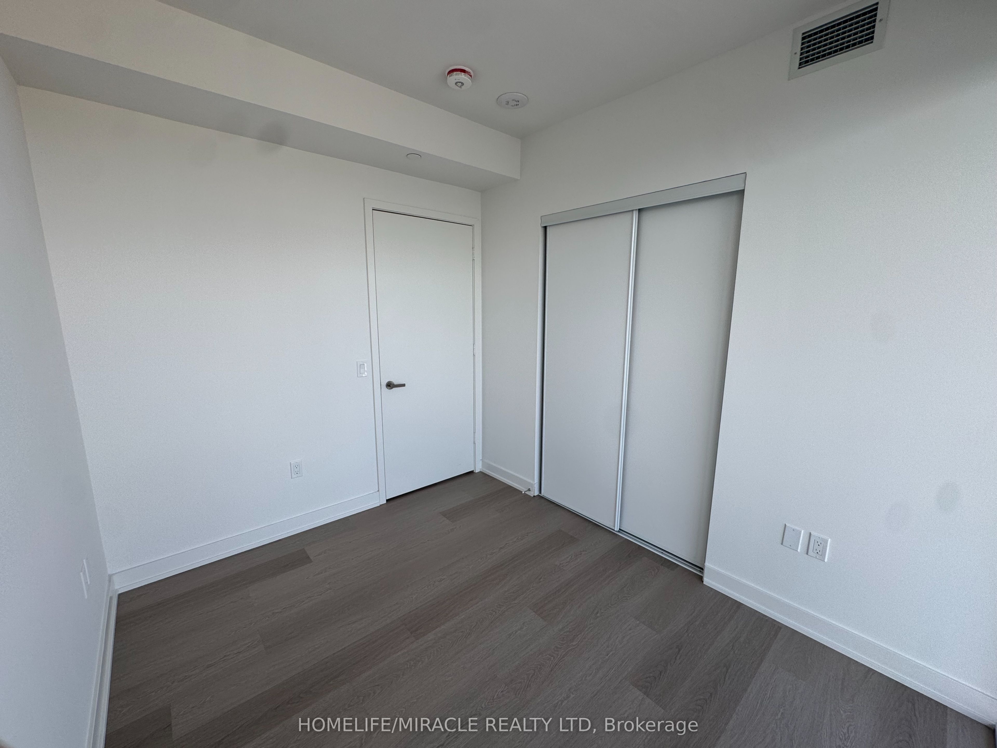 448 Burnhamthorpe Road 5805 Property Photo 13