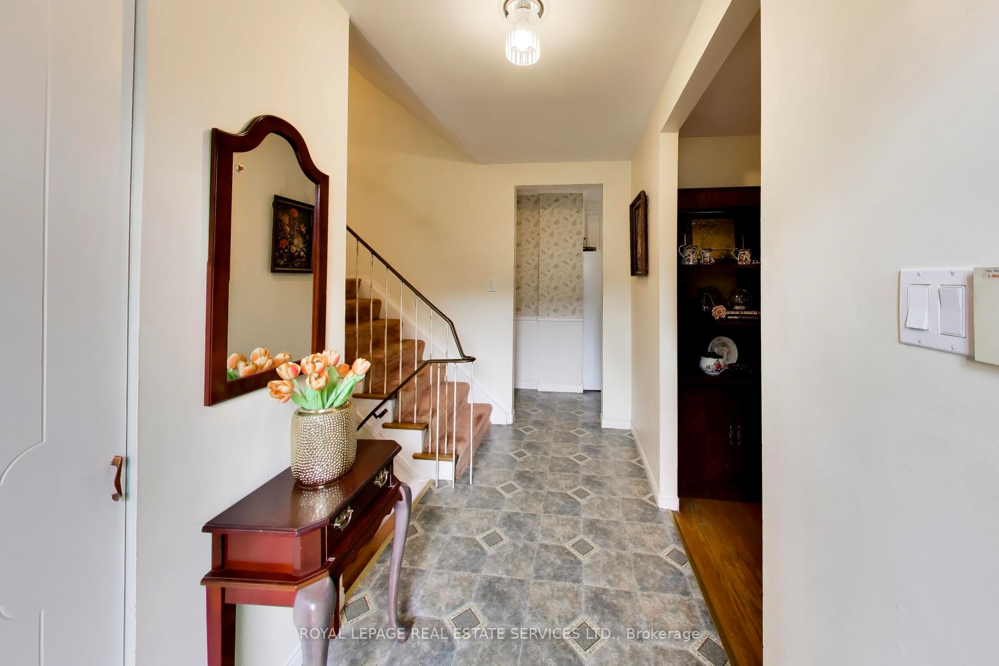 24 Elmvale Crescent Property Photo 3