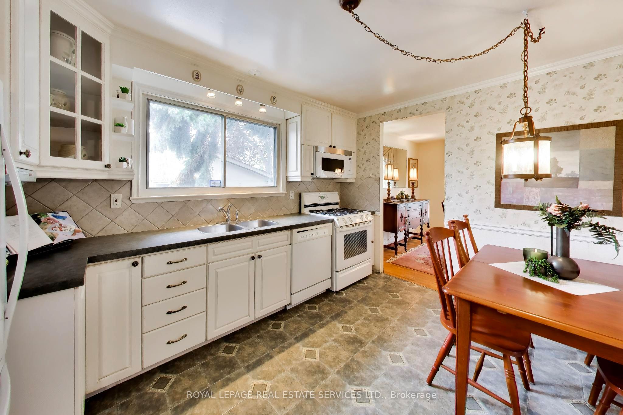 24 Elmvale Crescent Property Photo 8
