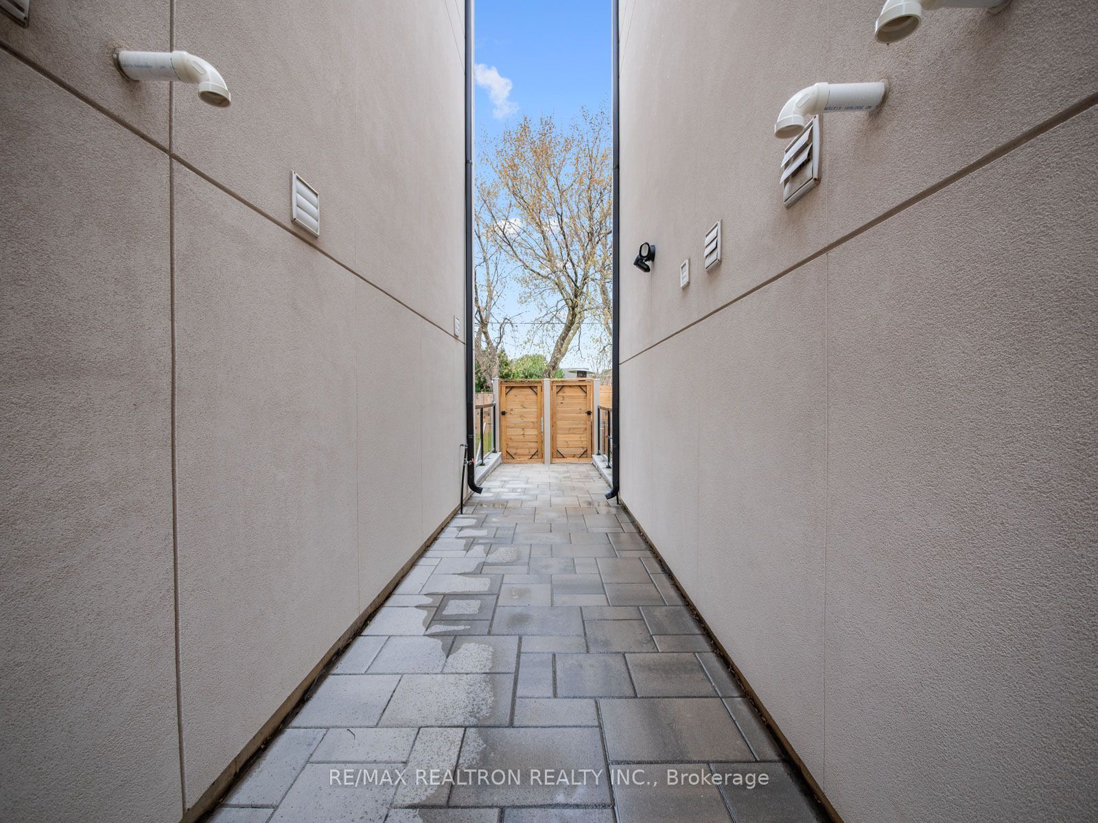 10 Katherine Road Lower Property Photo 5