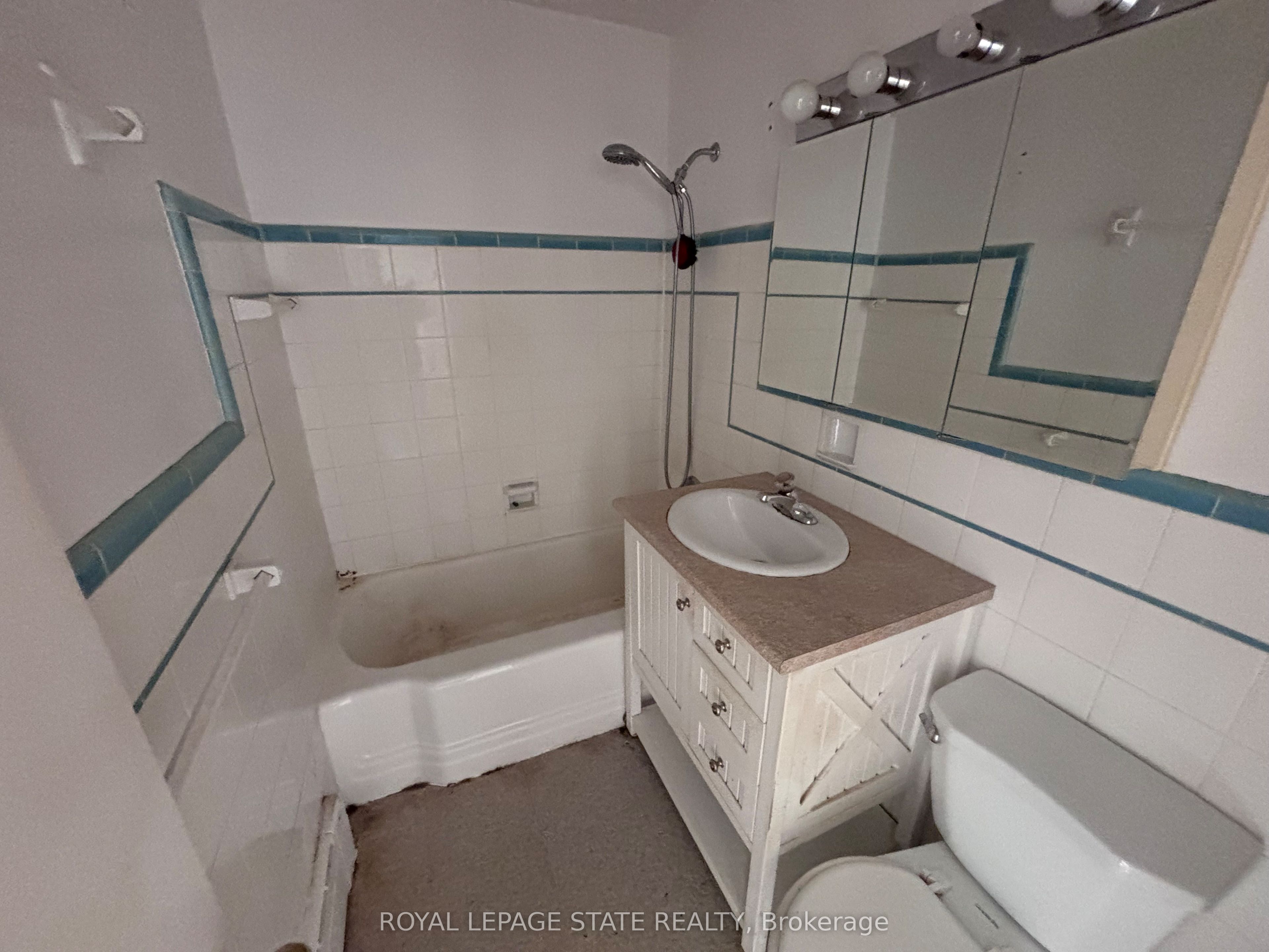 2054 Courtland Drive 404 Property Photo 7