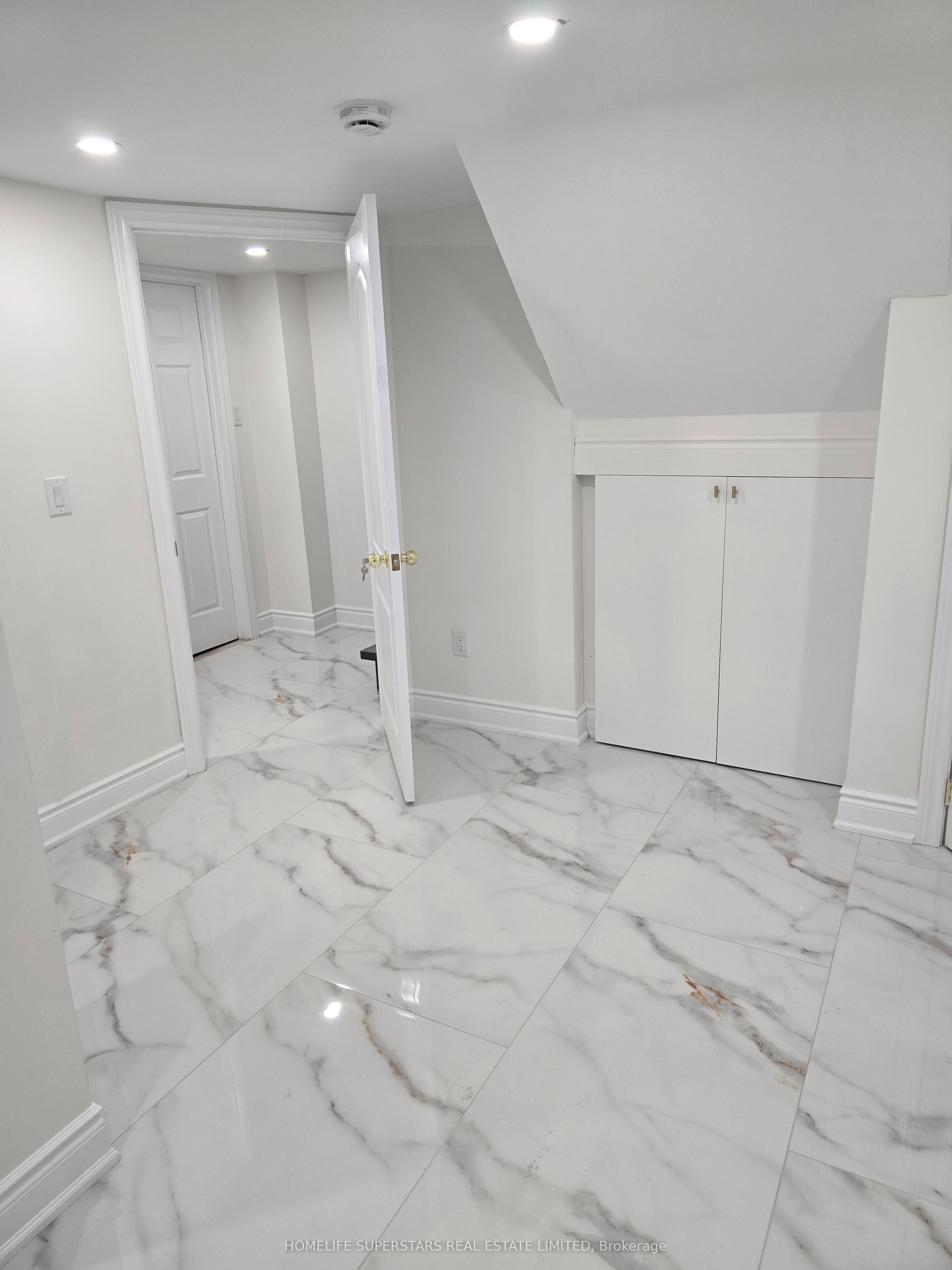 918 Islington (bsmnt) Avenue Property Photo 11