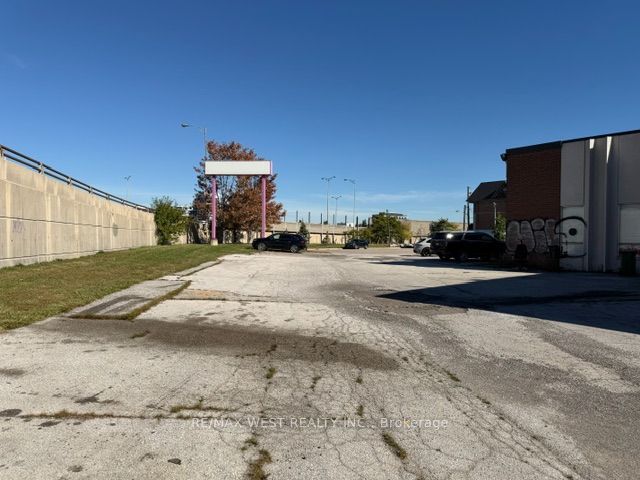 855 Oxford Street Property Photo 3