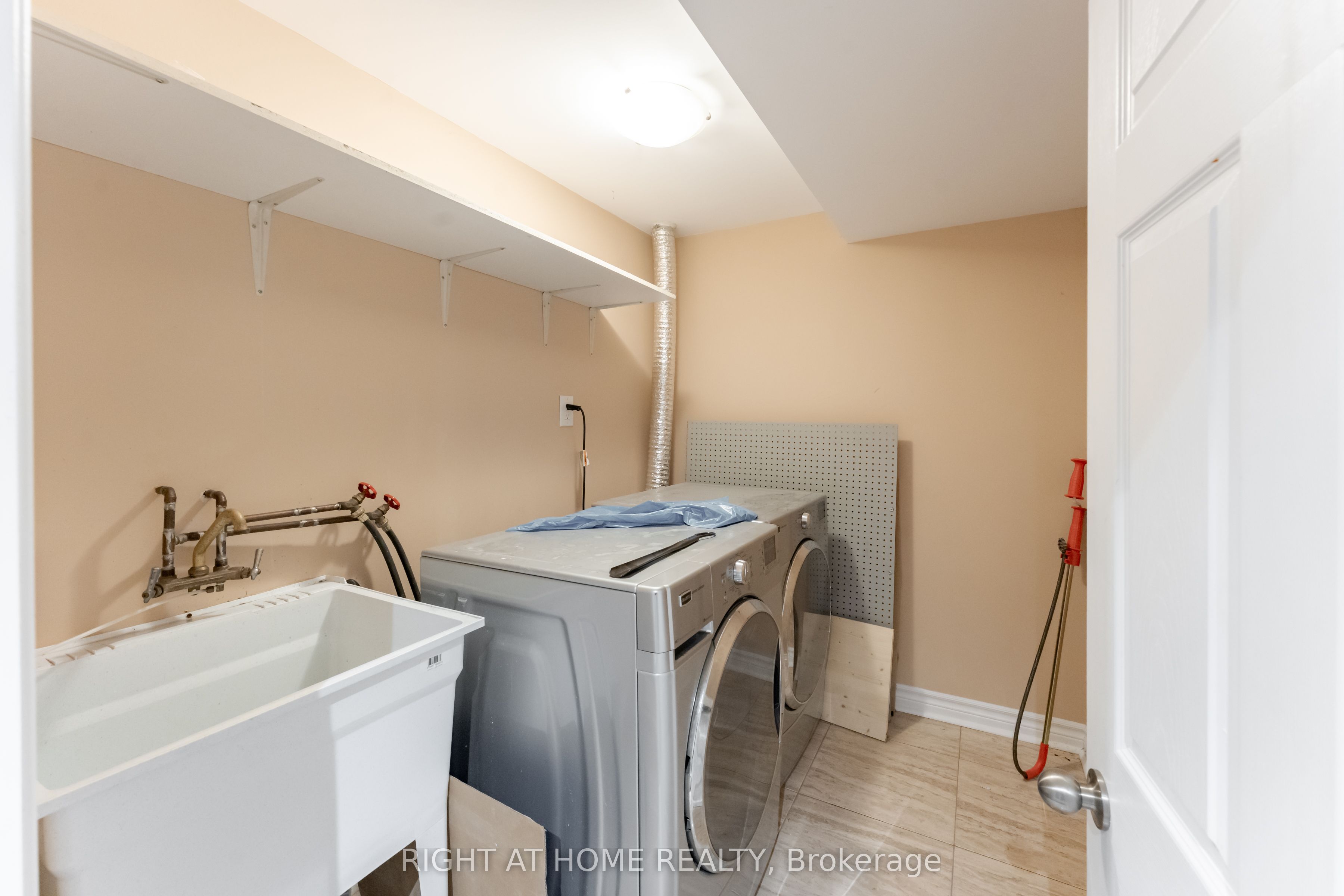 2825 Gananoque Drive 40 Property Photo 36