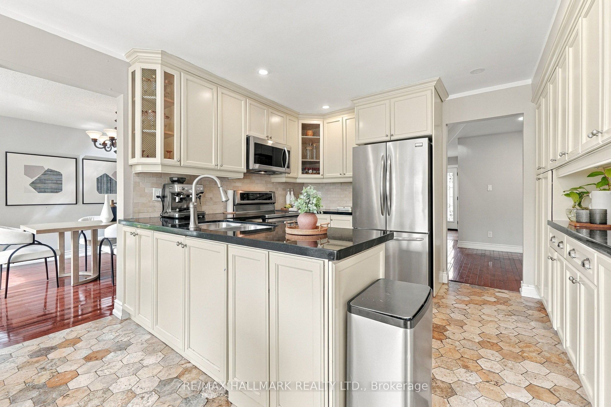 1246 Winterbourne Drive Property Photo 7