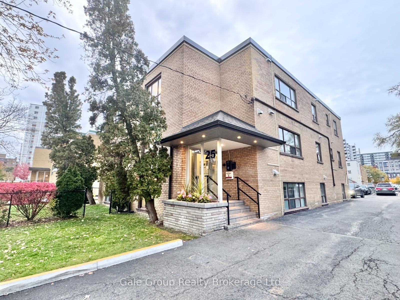 25 Paisley Boulevard E Unit-6 Property Photo 1