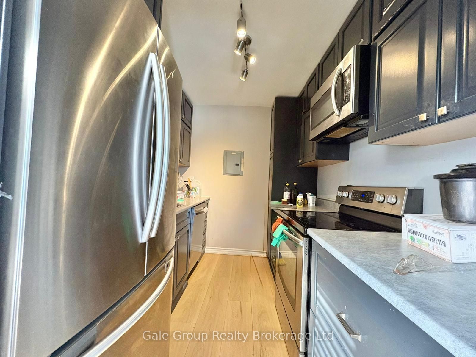 25 Paisley Boulevard E Unit-6 Property Photo 7