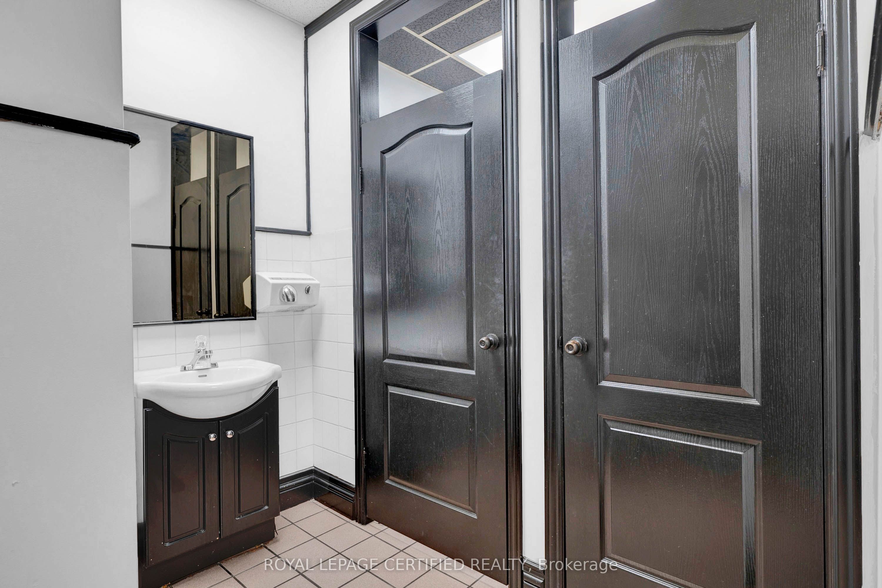 5025 Steeles Avenue W Property Photo 19