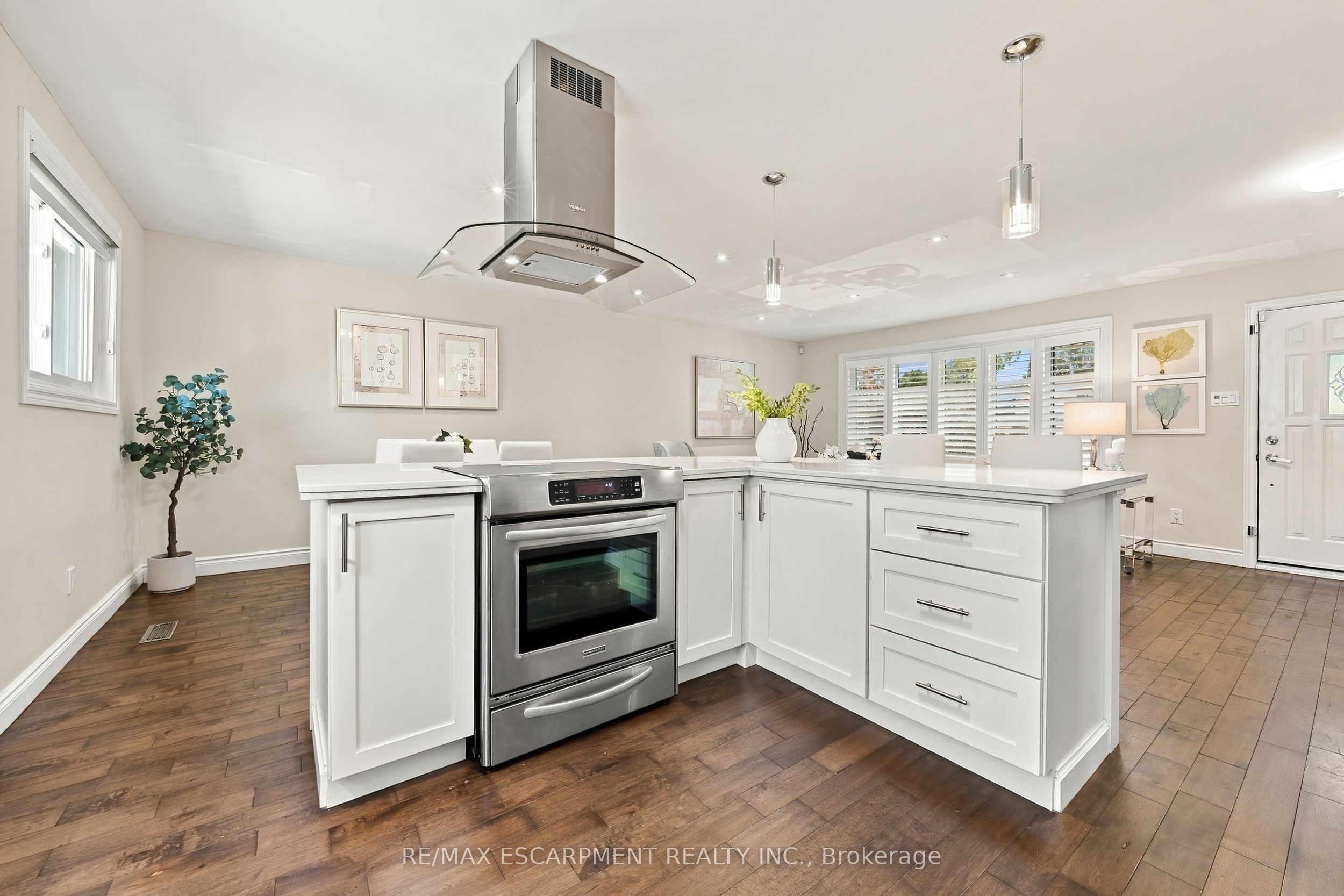 2231 Urwin Crescent Property Photo 8