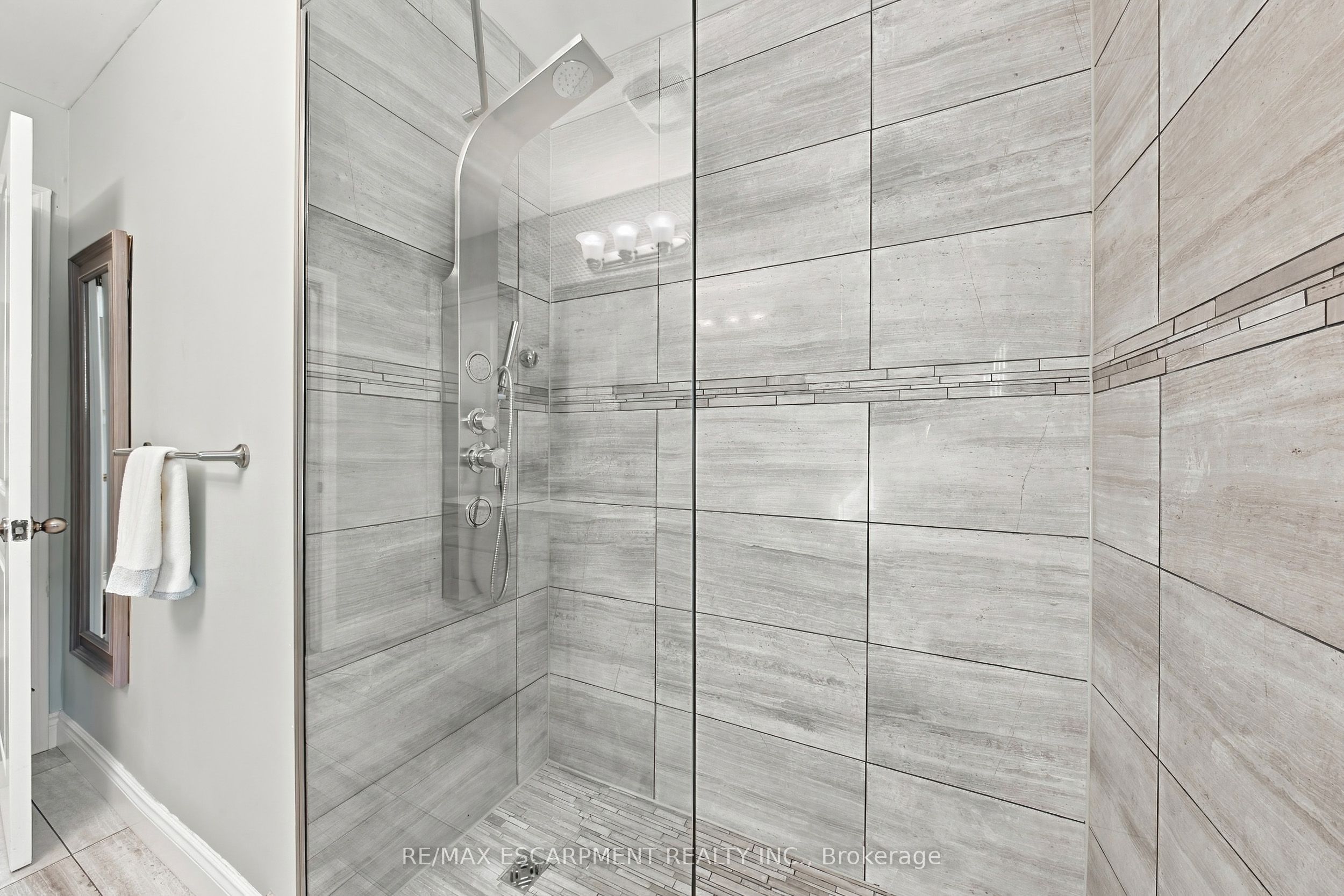 2231 Urwin Crescent Property Photo 17