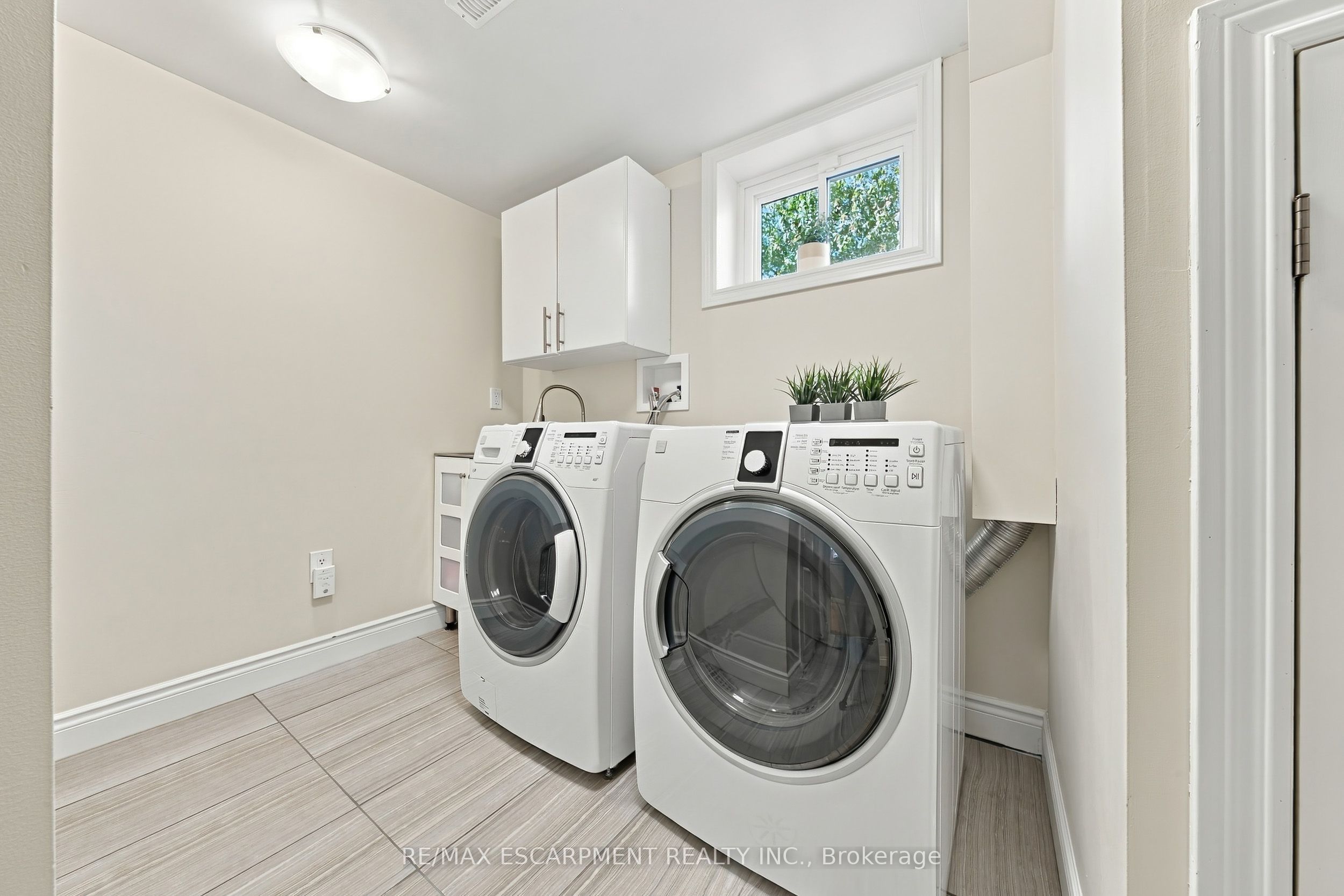 2231 Urwin Crescent Property Photo 24