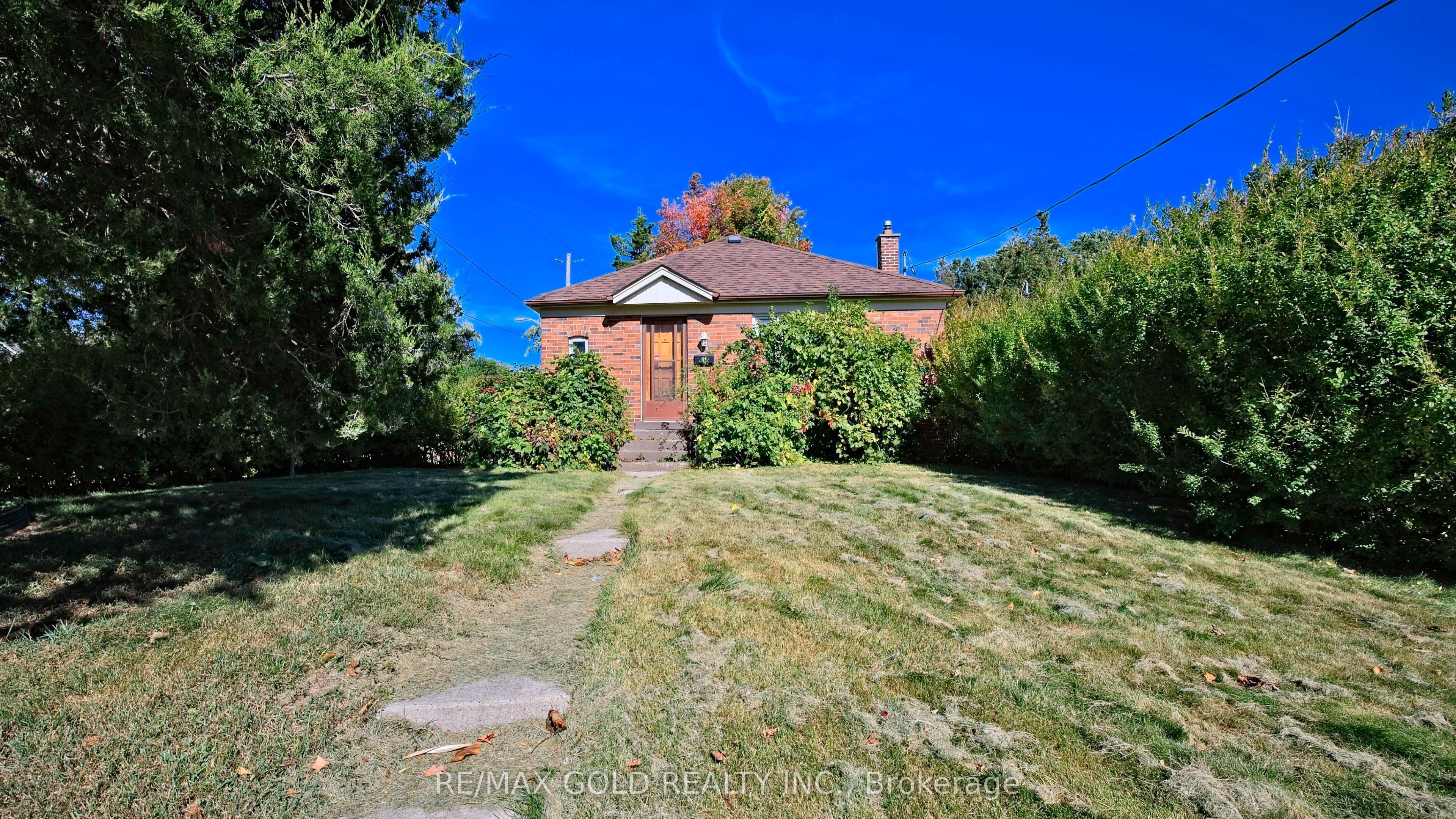 11 Pine Avenue N Property Photo 5