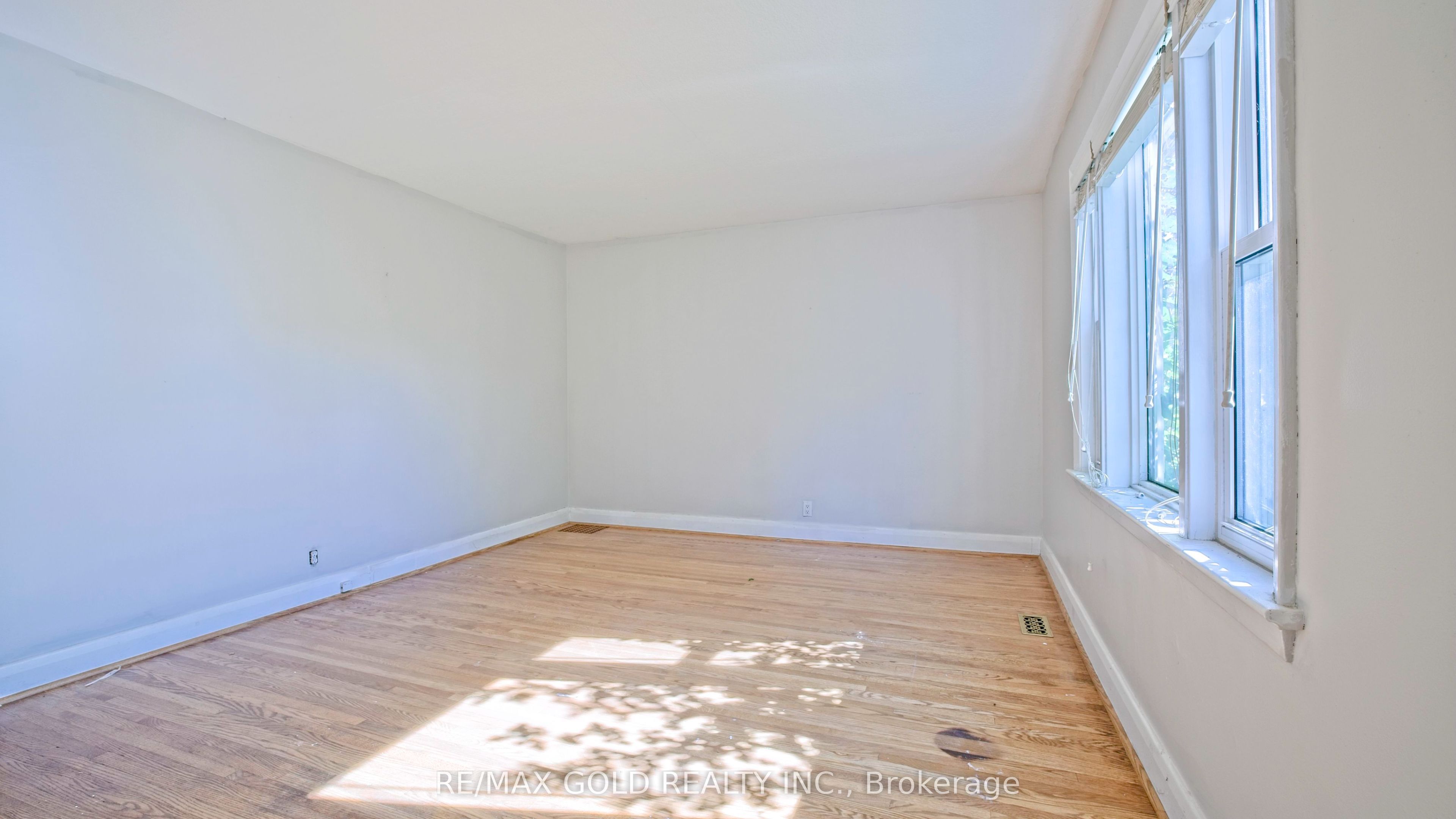 11 Pine Avenue N Property Photo 10