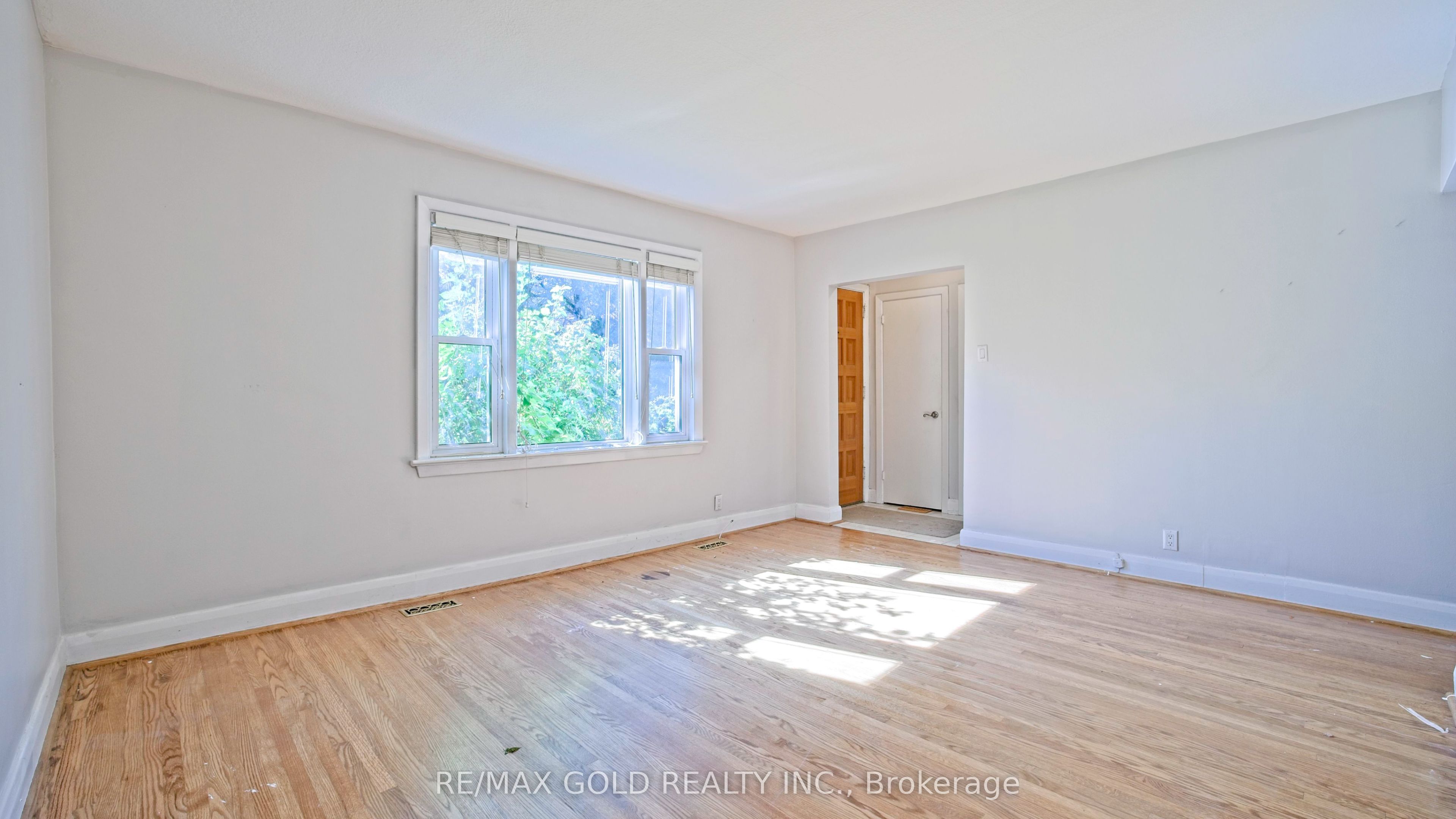 11 Pine Avenue N Property Photo 12
