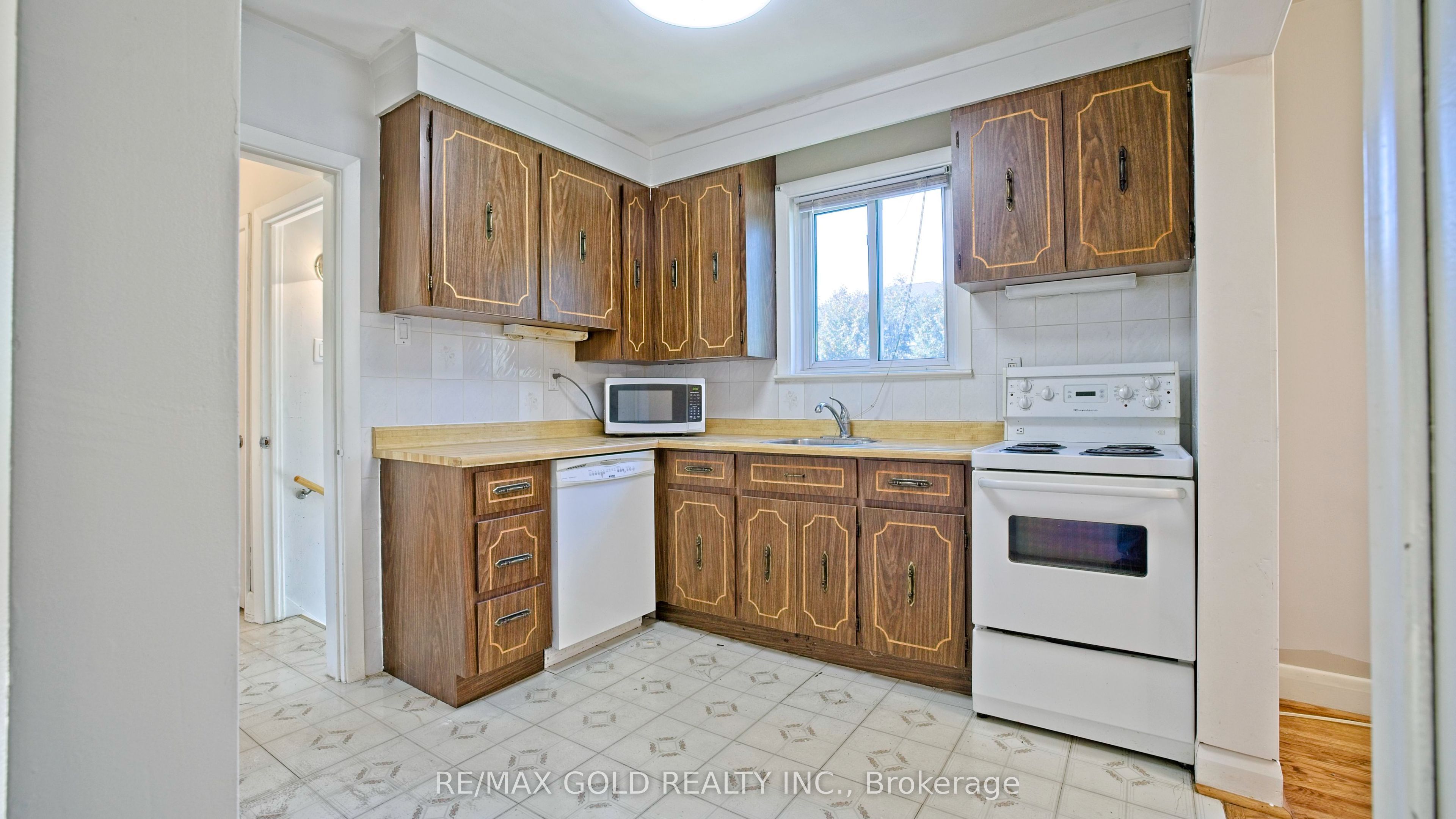 11 Pine Avenue N Property Photo 15