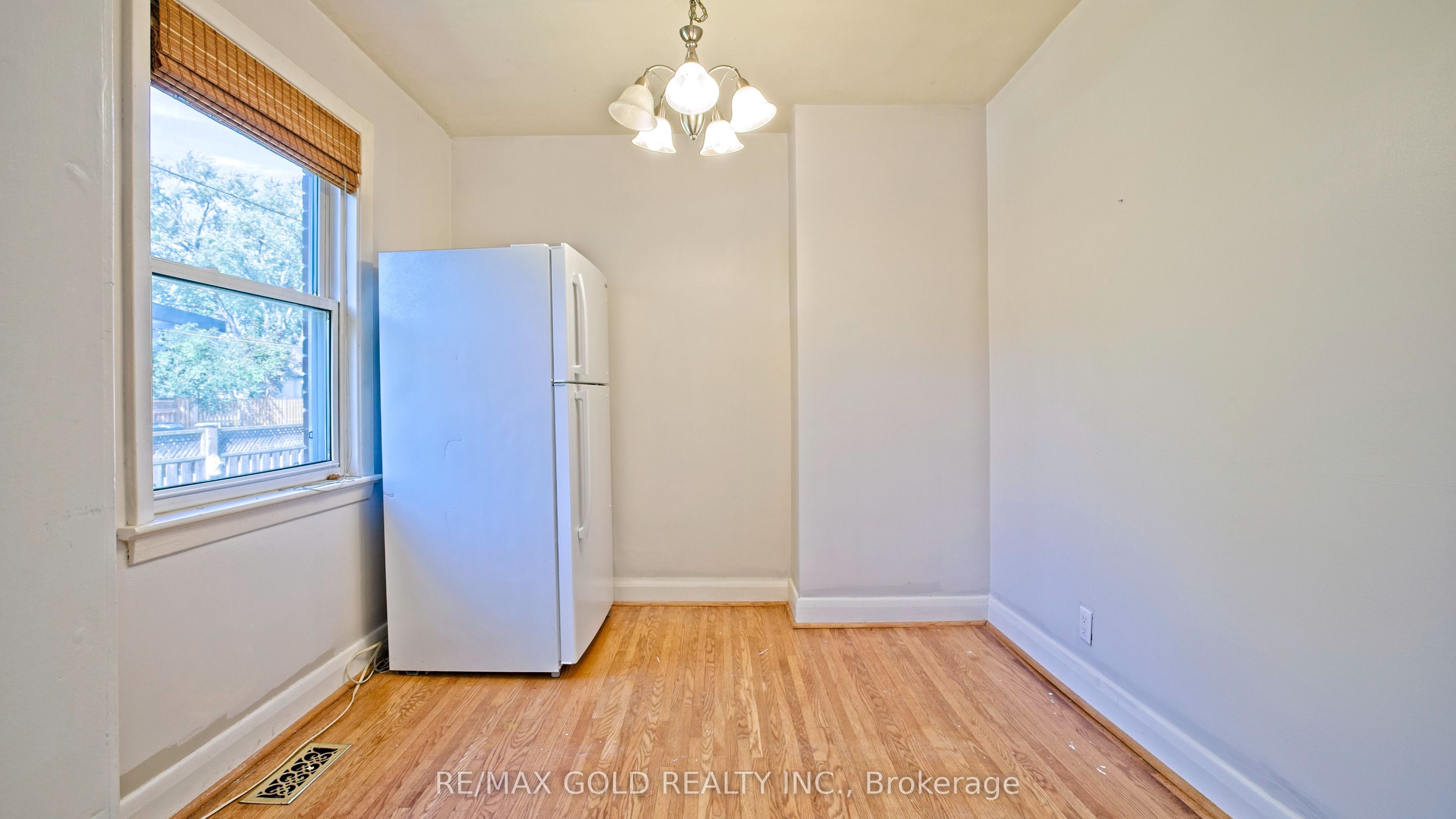 11 Pine Avenue N Property Photo 17