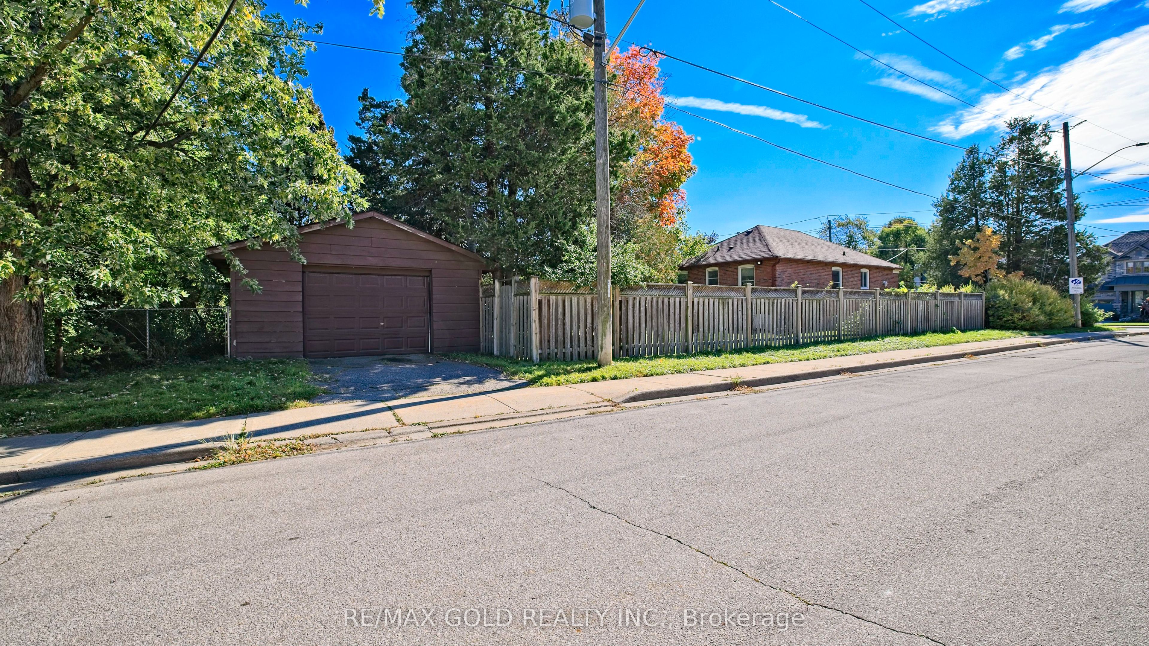 11 Pine Avenue N Property Photo 28