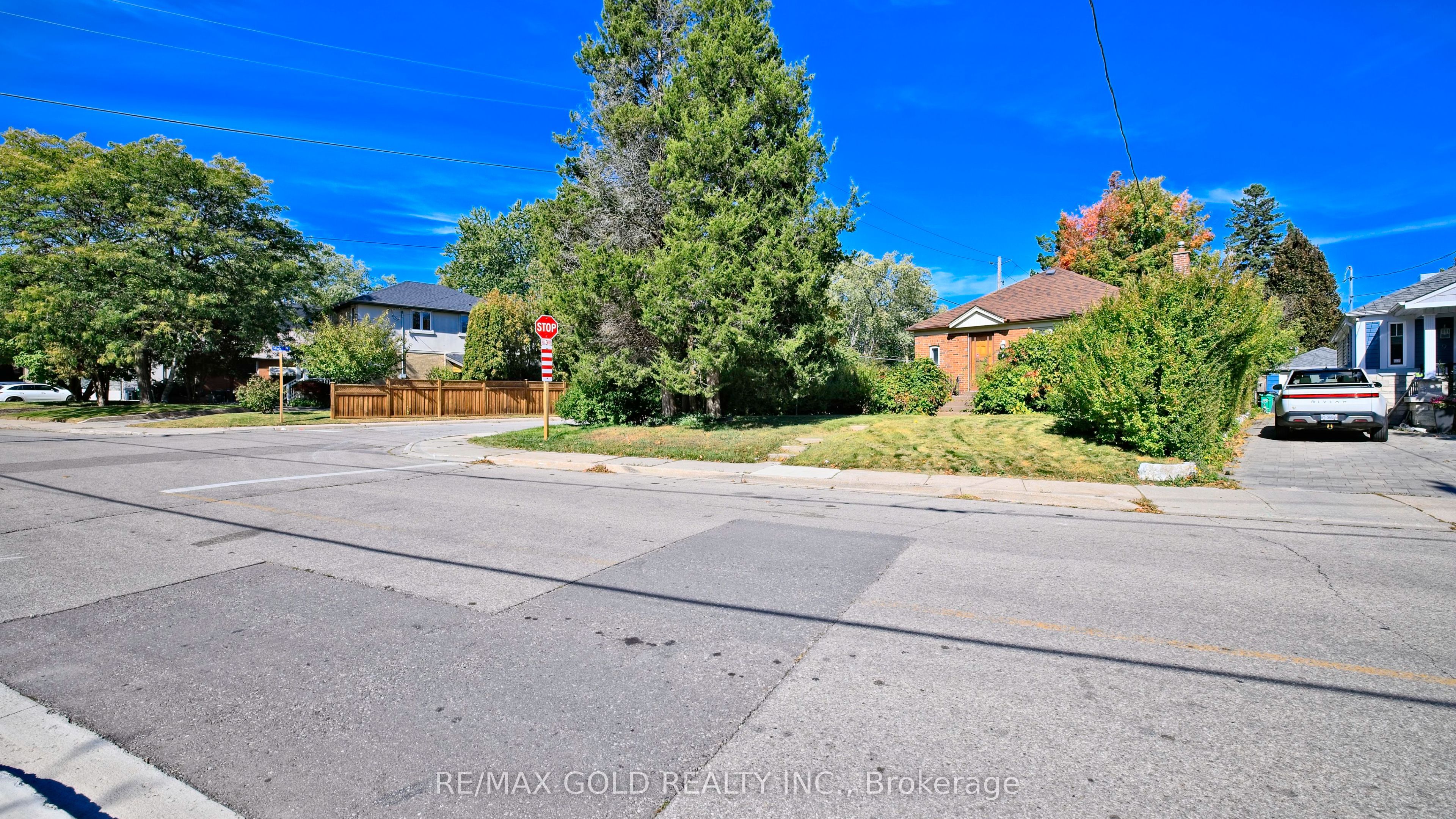 11 Pine Avenue N Property Photo 32