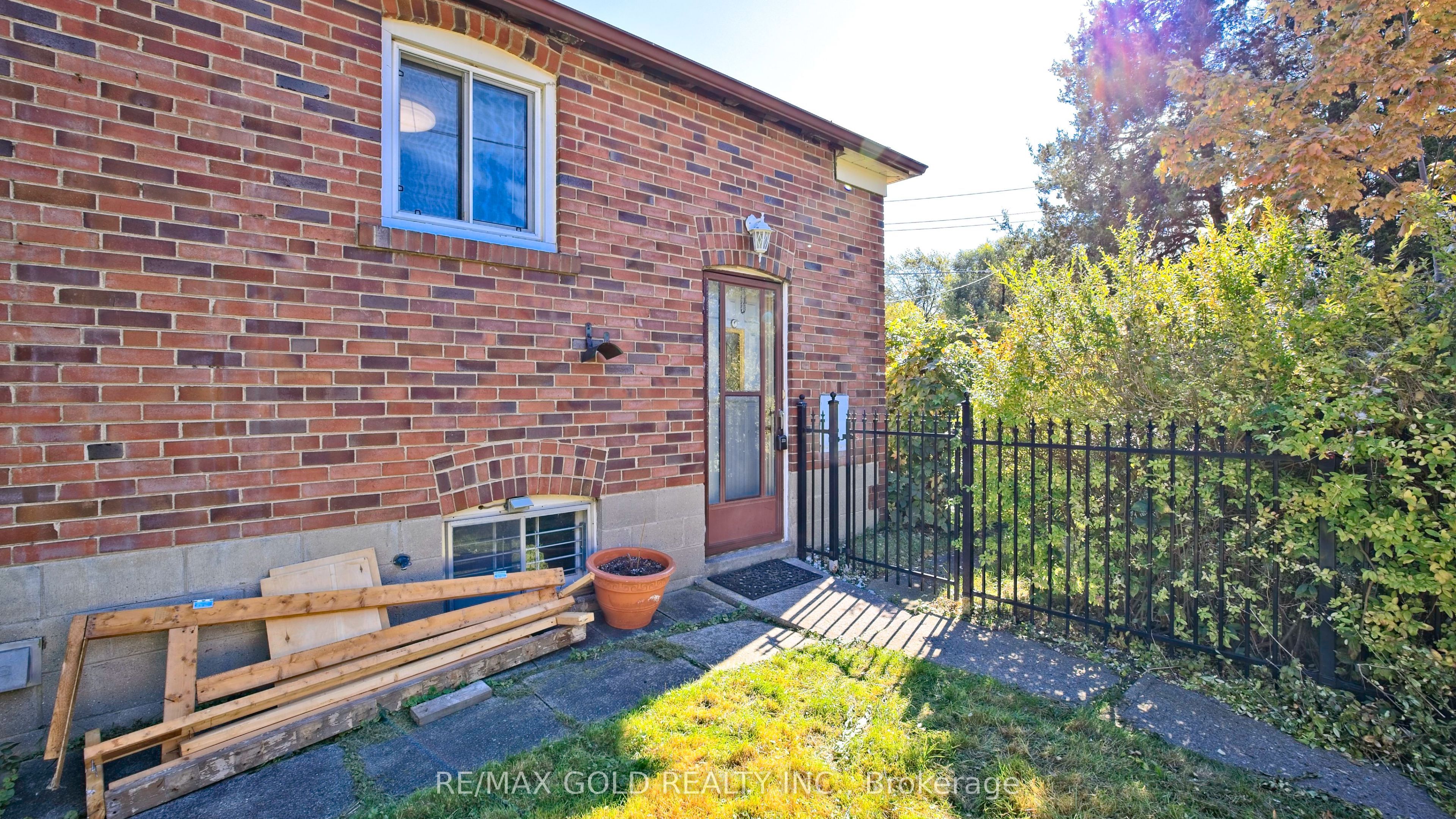 11 Pine Avenue N Property Photo 33