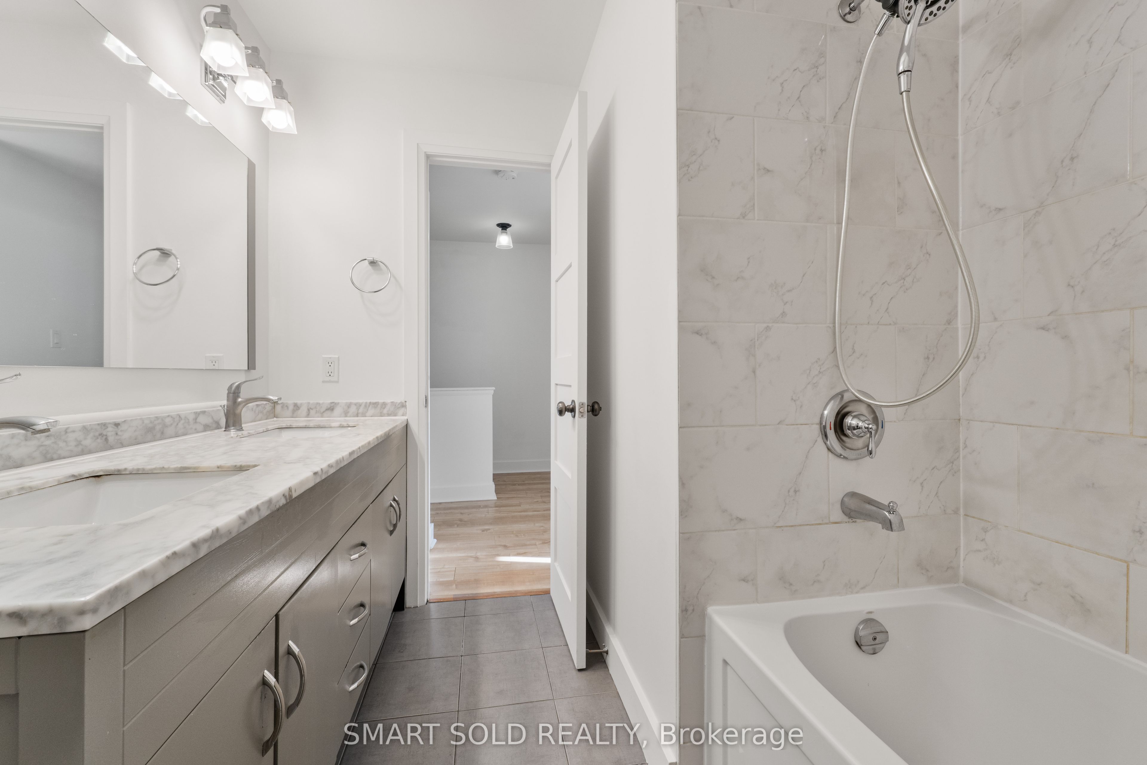 2120 Rathburn Road E 32 Property Photo 20