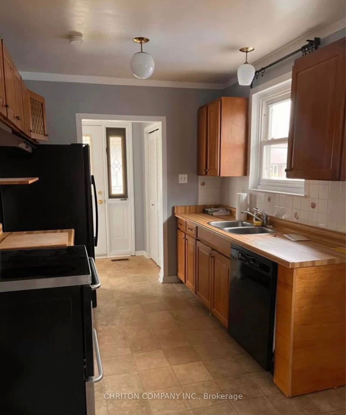 566 Chantenay Drive Upper Property Photo 2