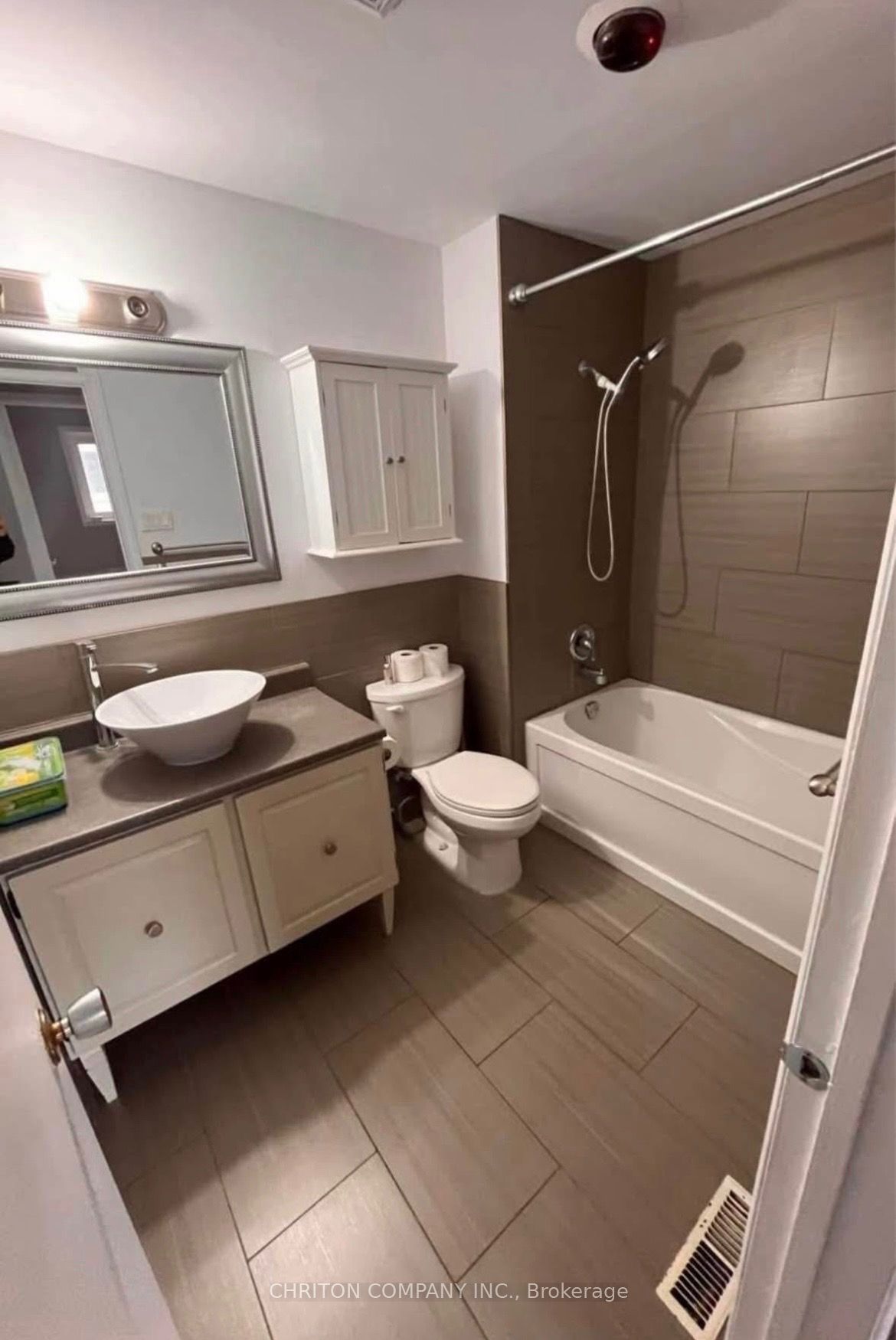 566 Chantenay Drive Upper Property Photo 9
