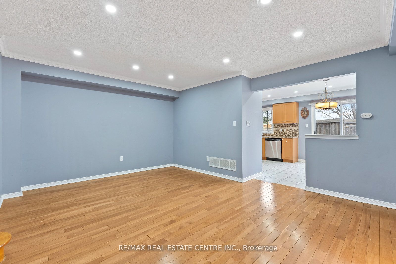 5382 Longhouse Crescent Upper Property Photo 5