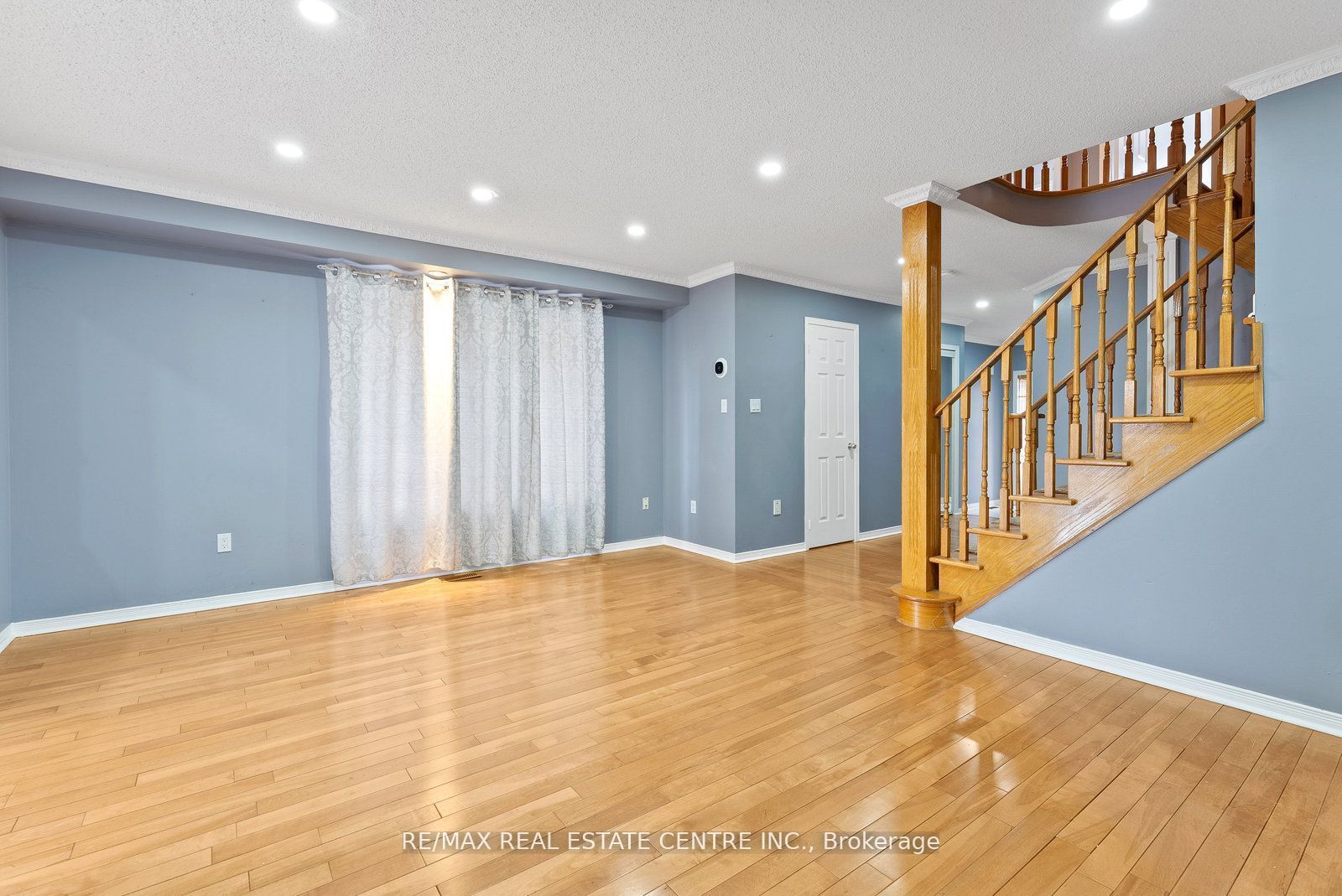 5382 Longhouse Crescent Upper Property Photo 7
