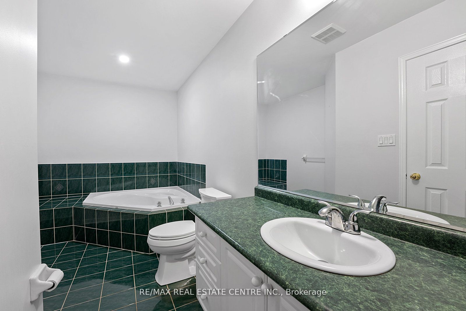 5382 Longhouse Crescent Upper Property Photo 26