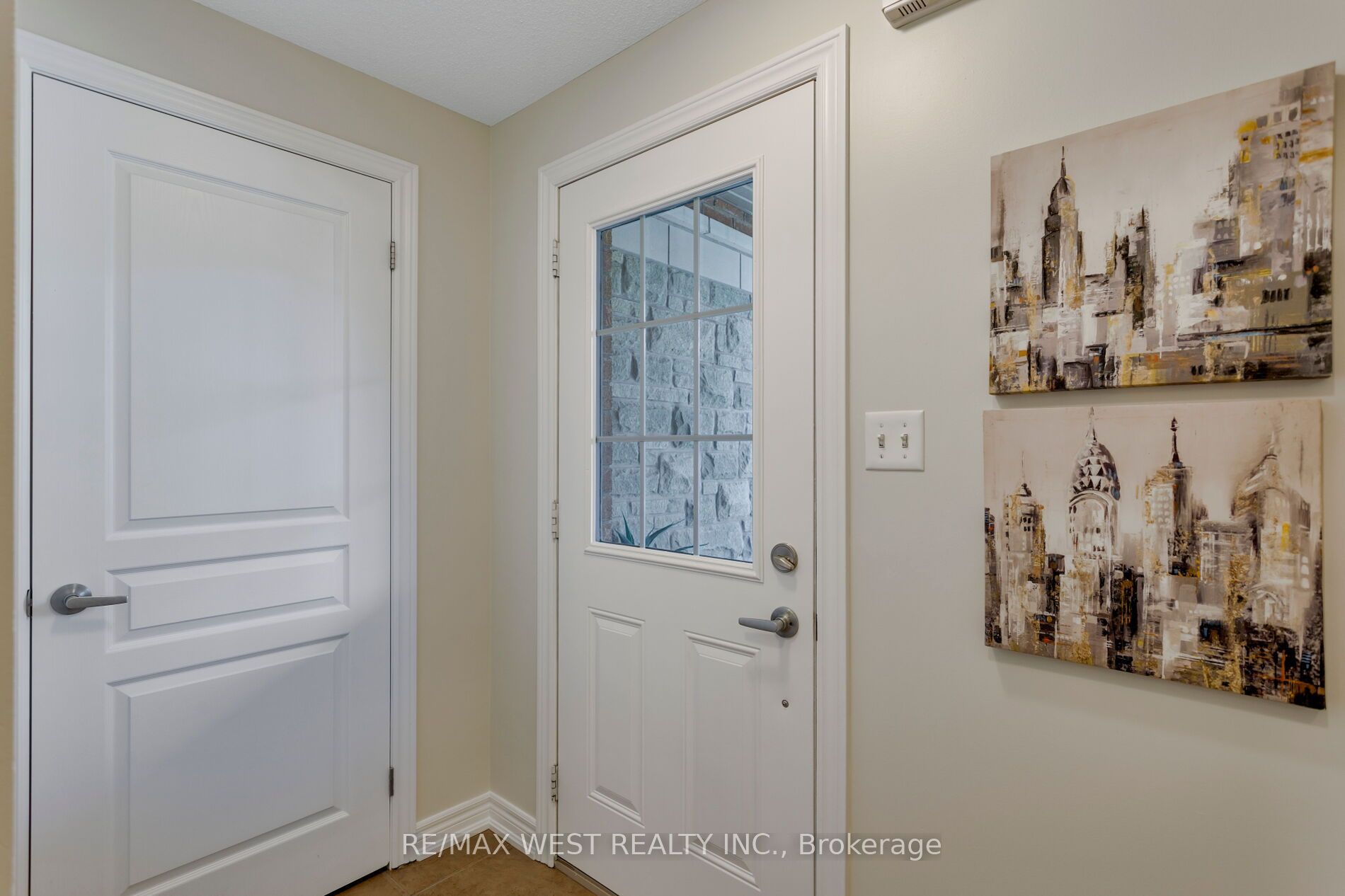 628 Bibby Common Property Photo 3
