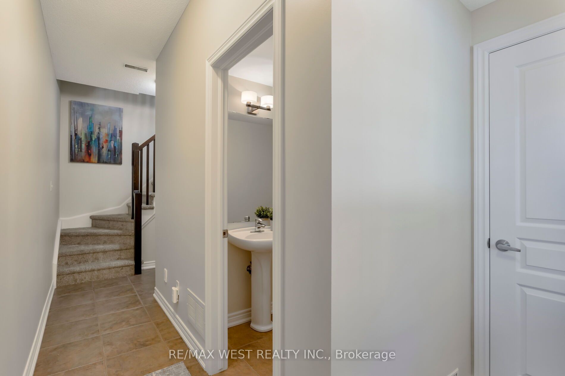628 Bibby Common Property Photo 4