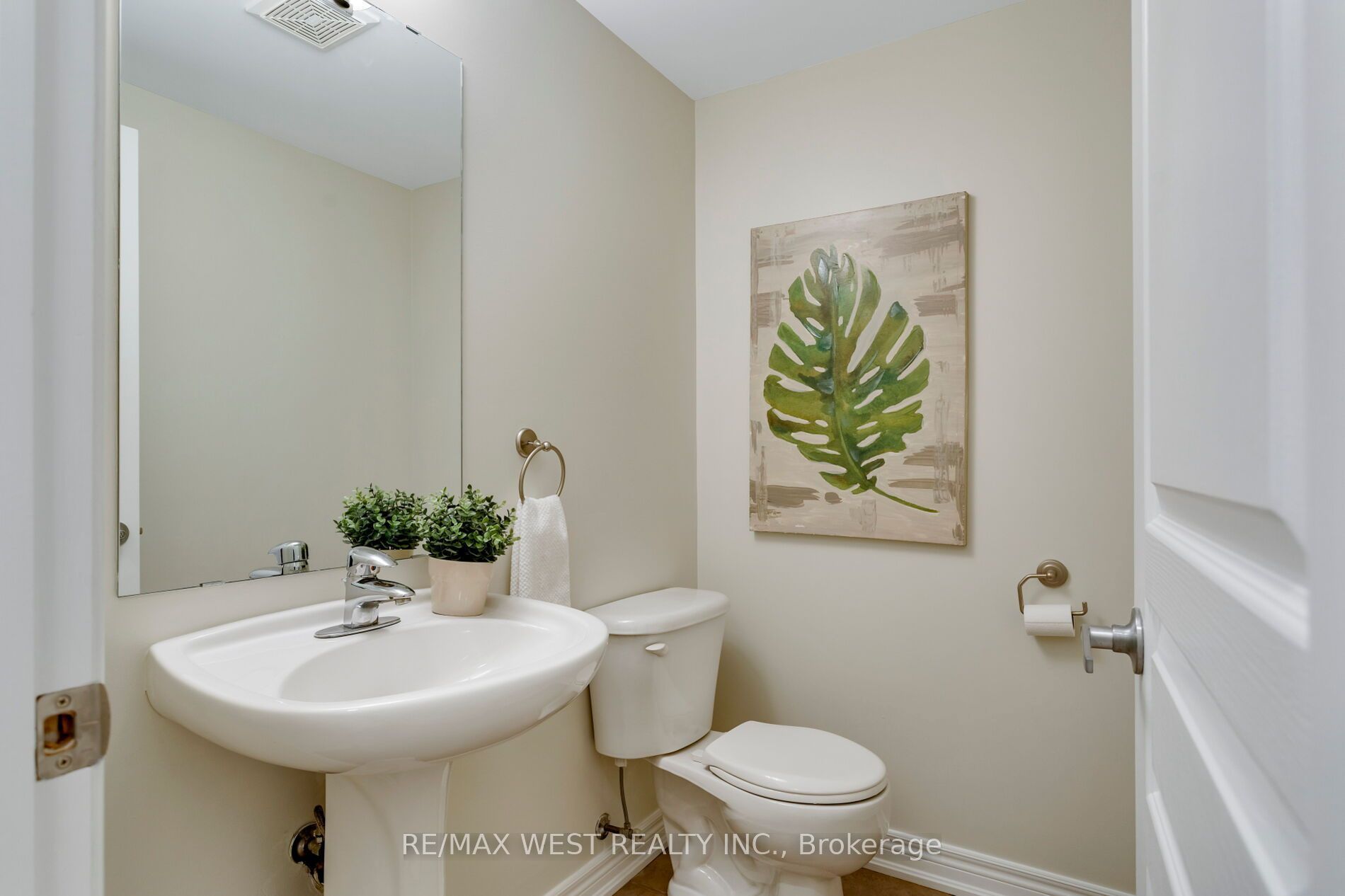 628 Bibby Common Property Photo 5