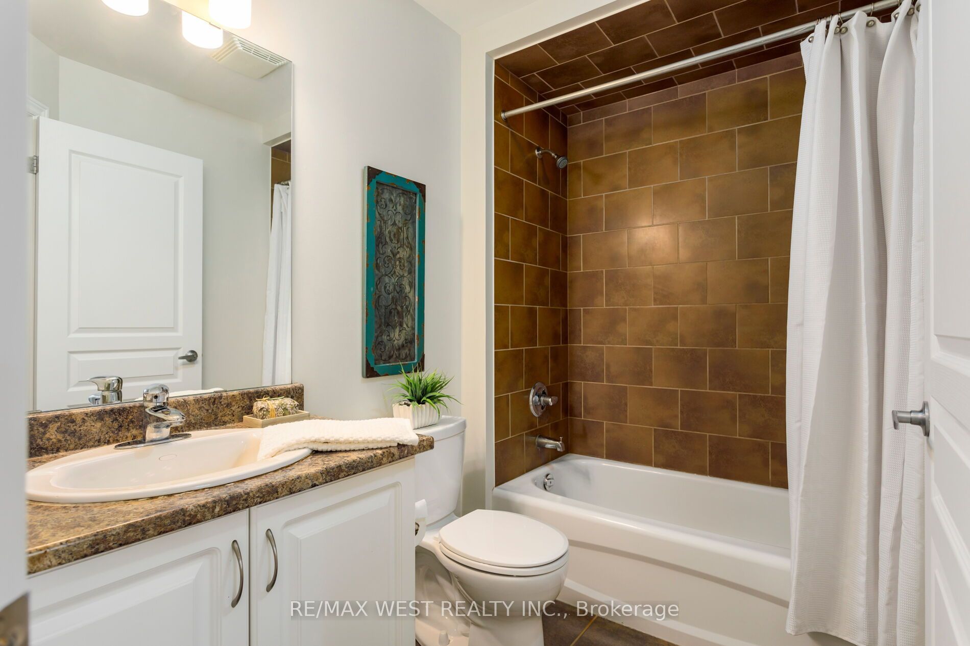 628 Bibby Common Property Photo 23