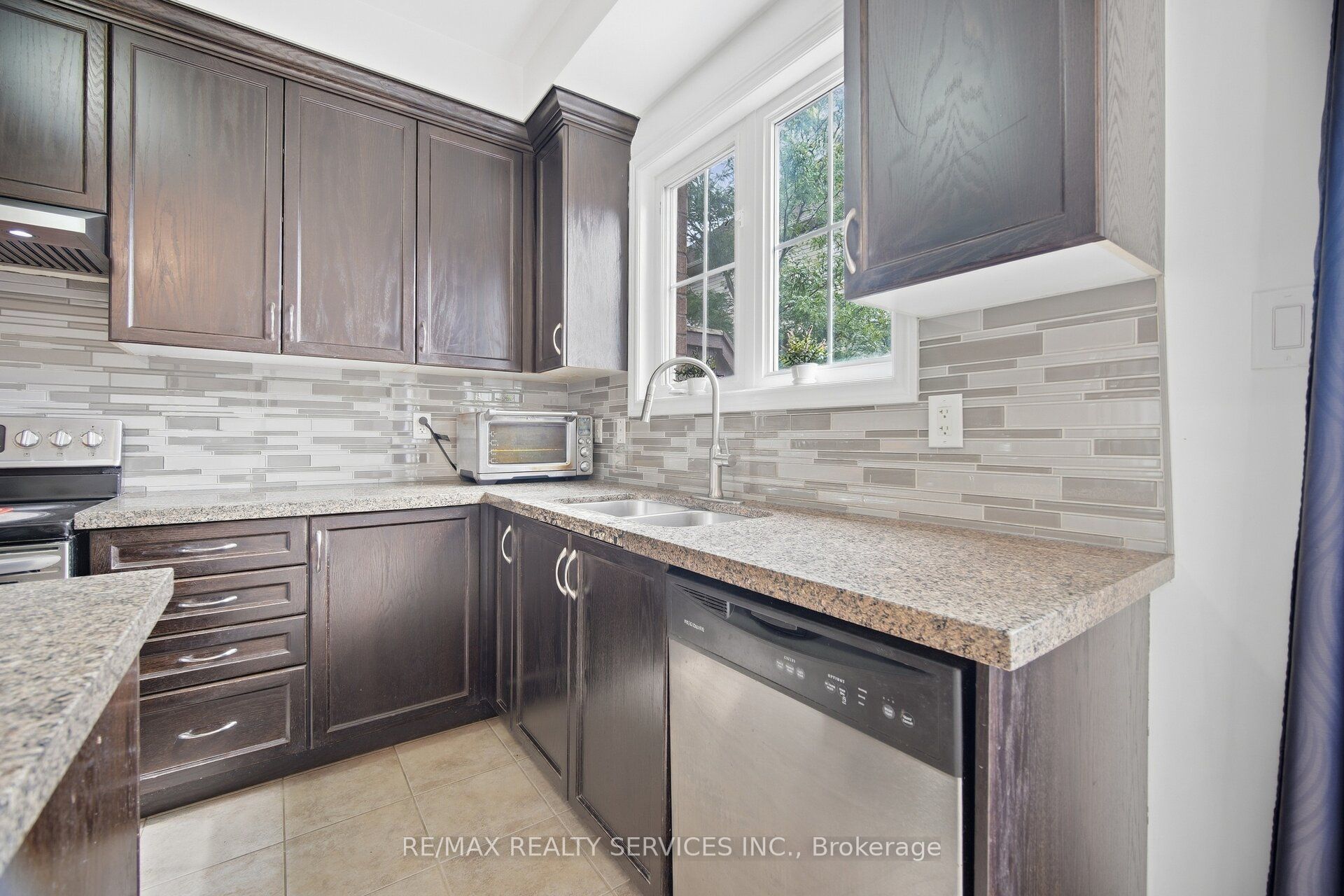 7 Cedar Lake Crescent 42 Property Photo 17