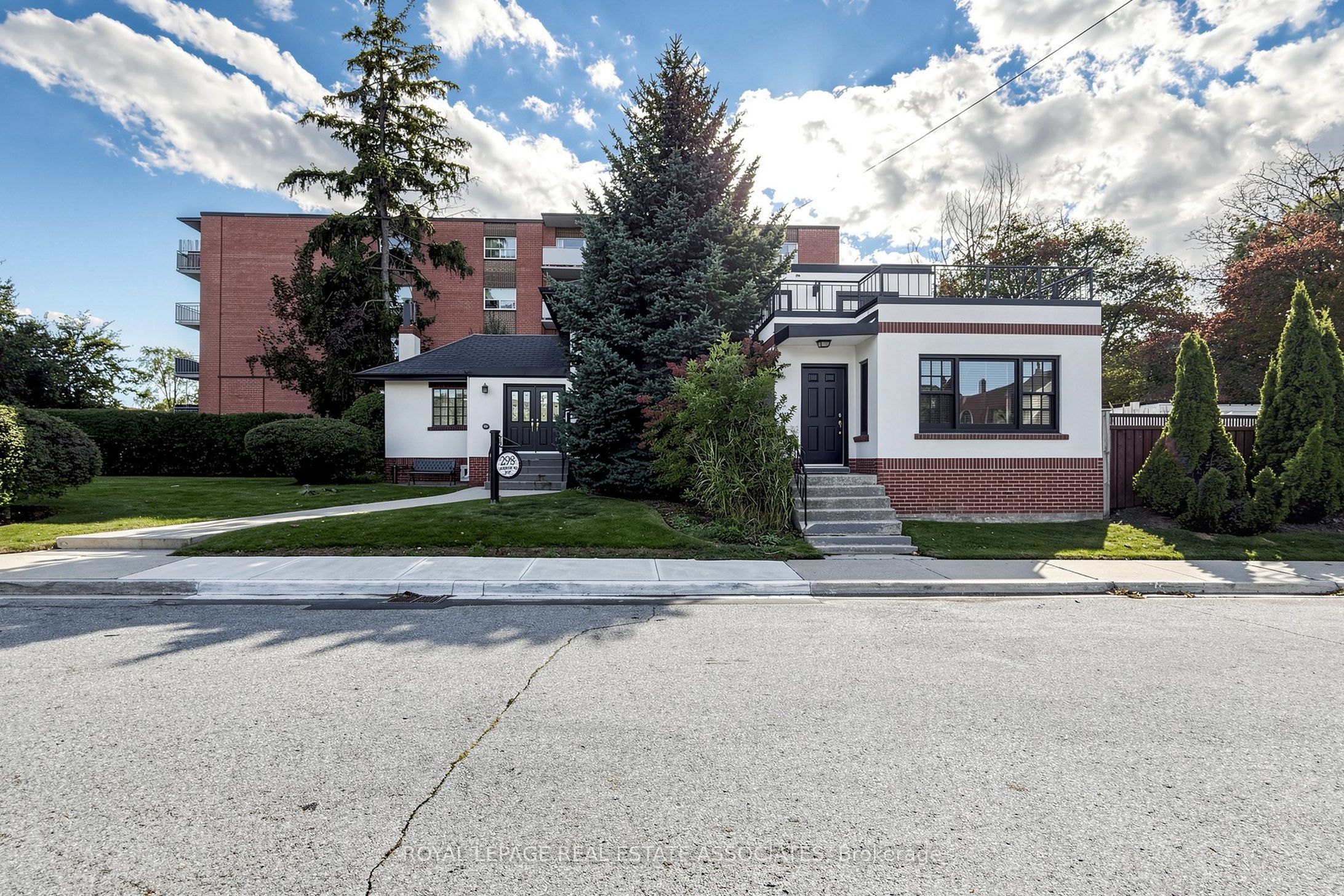 298 Lakeshore Road E Property Photo 3