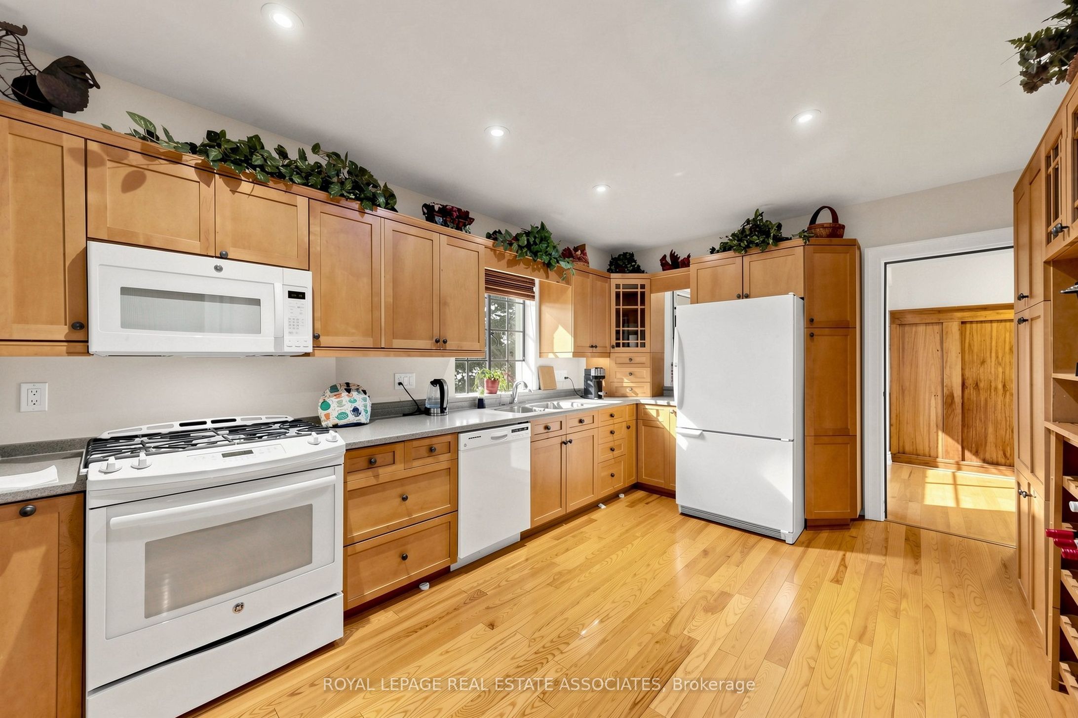 298 Lakeshore Road E Property Photo 14