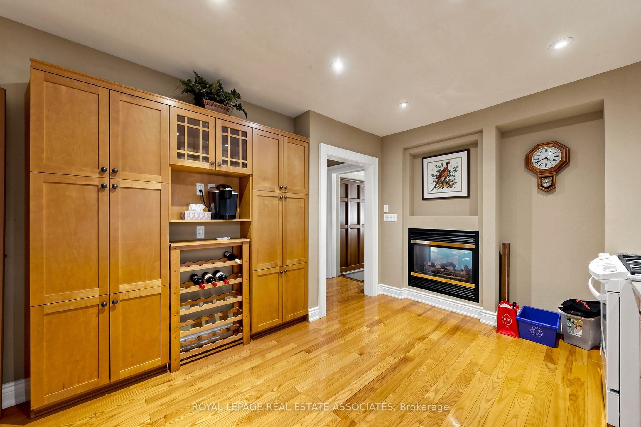 298 Lakeshore Road E Property Photo 16
