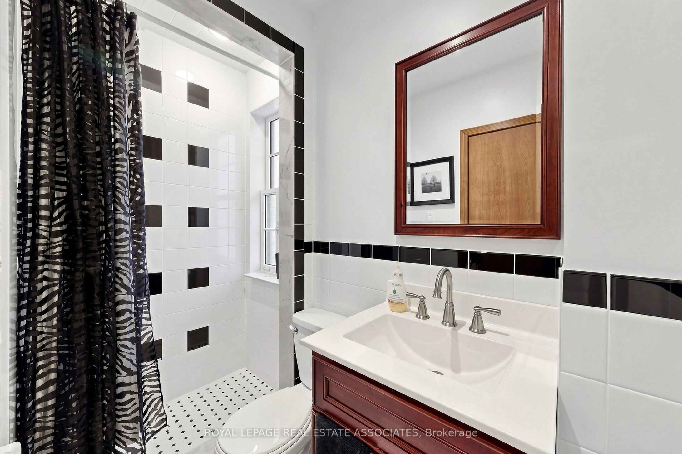 298 Lakeshore Road E Property Photo 27