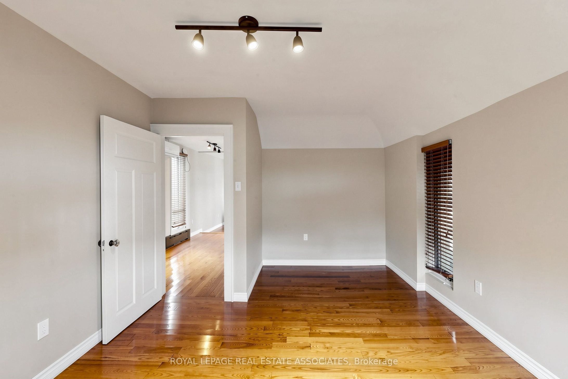 298 Lakeshore Road E Property Photo 35