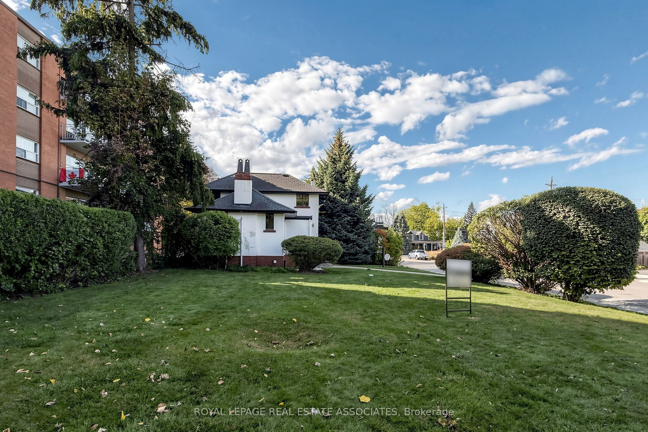 298 Lakeshore Road E Property Photo 40