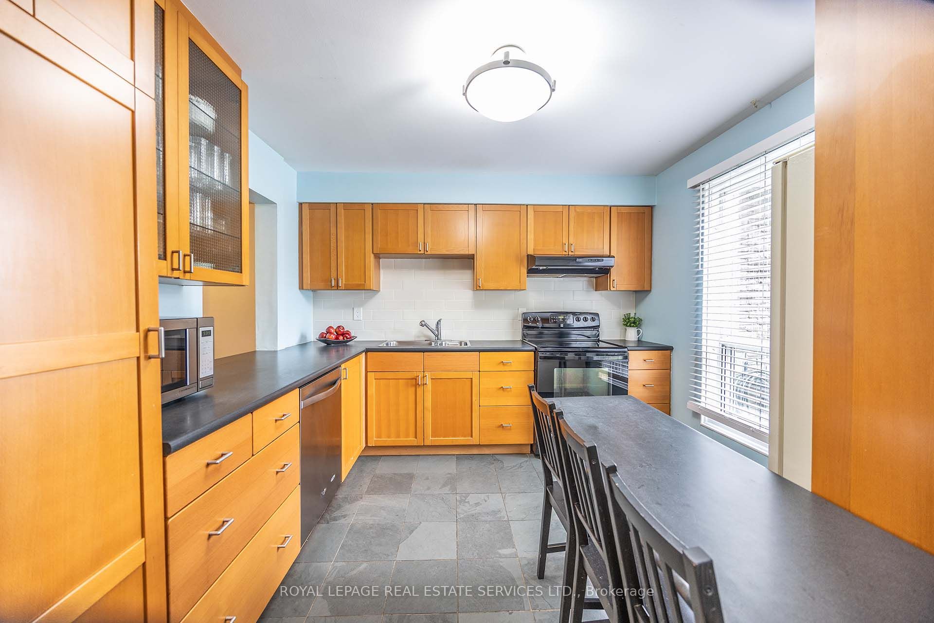 71 Old Burnhamthorpe Road 18 Property Photo 6