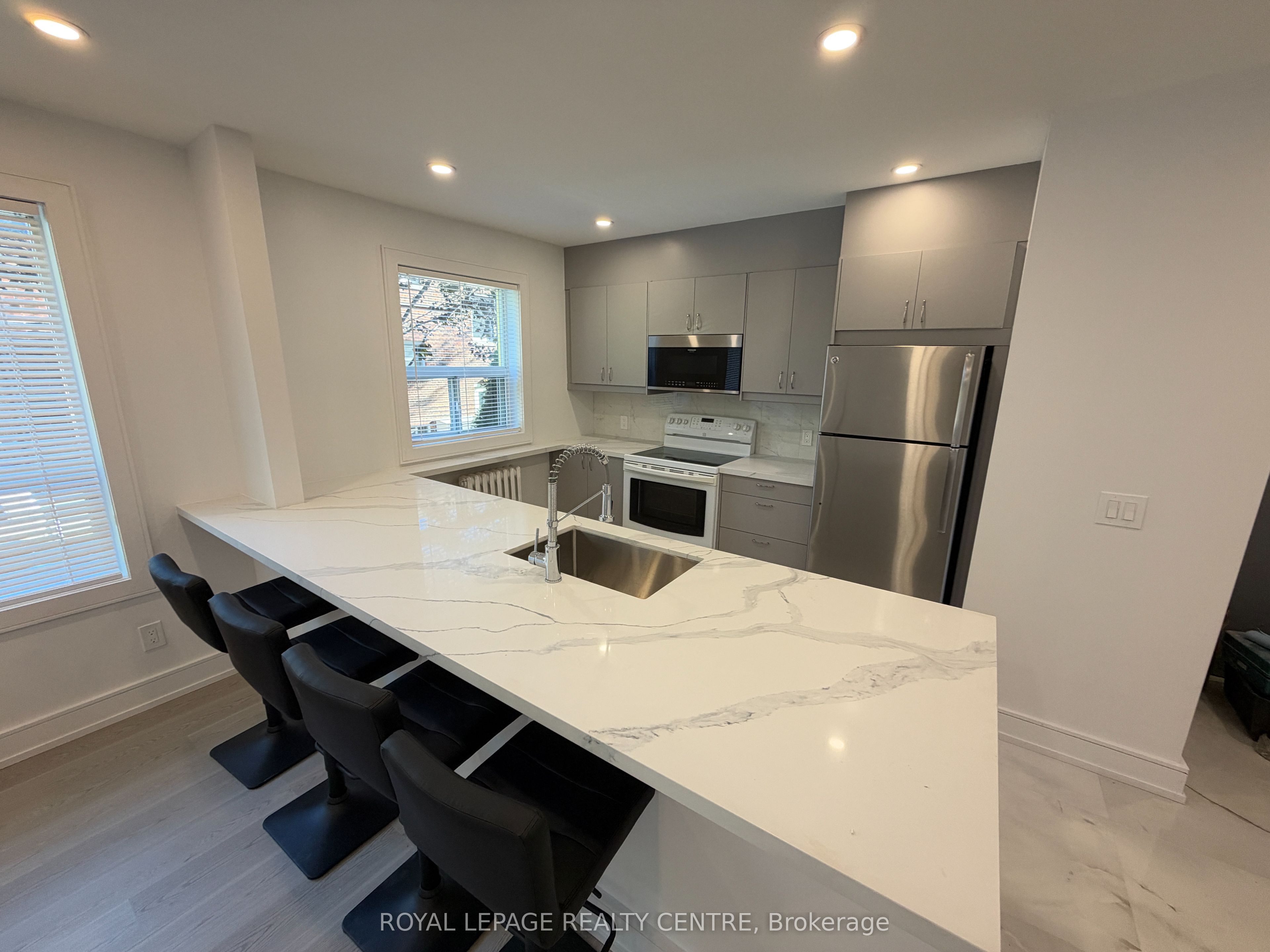 342 Lakeshore Road W 6 Property Photo 1