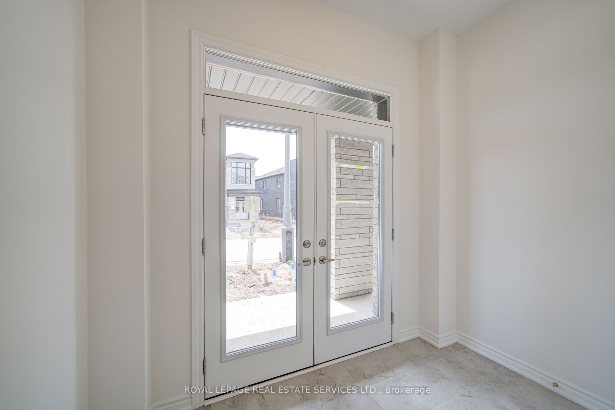 1182 Dartmouth Crescent Property Photo 3