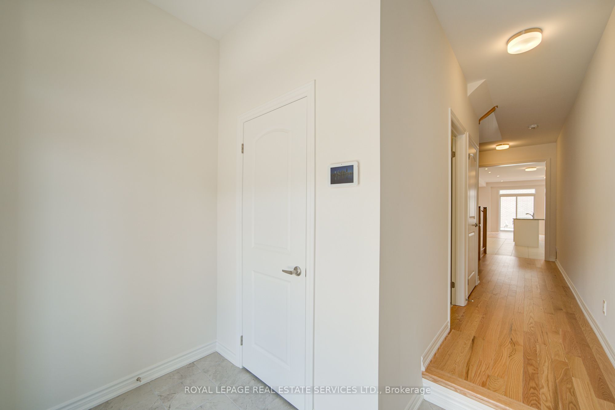1182 Dartmouth Crescent Property Photo 4